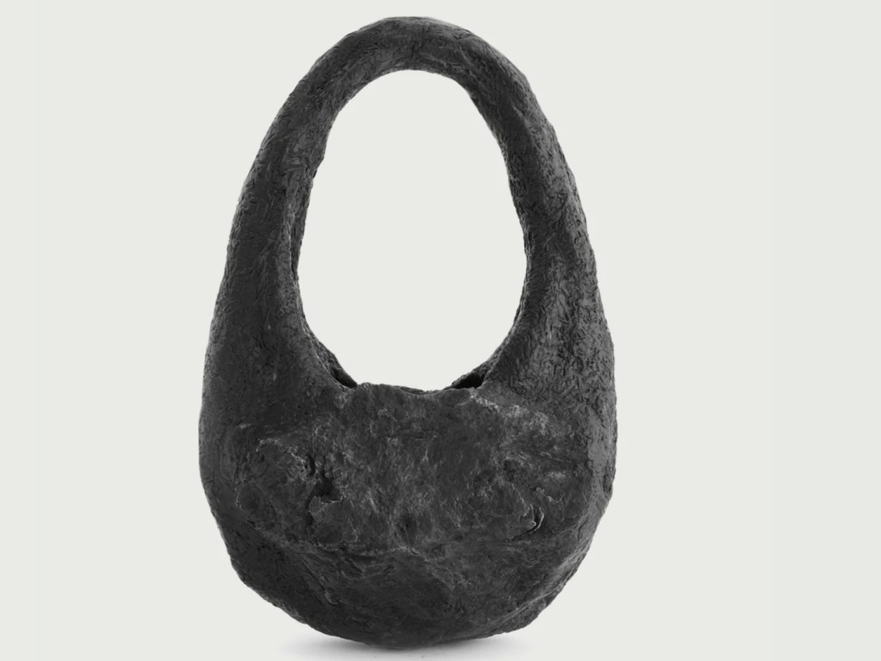 Die Swipe-Tasche wird aus Teilen verschiedener Meteoriten hergestellt. Die Swipe-Tasche wird aus Teilen verschiedener Meteoriten hergestellt.