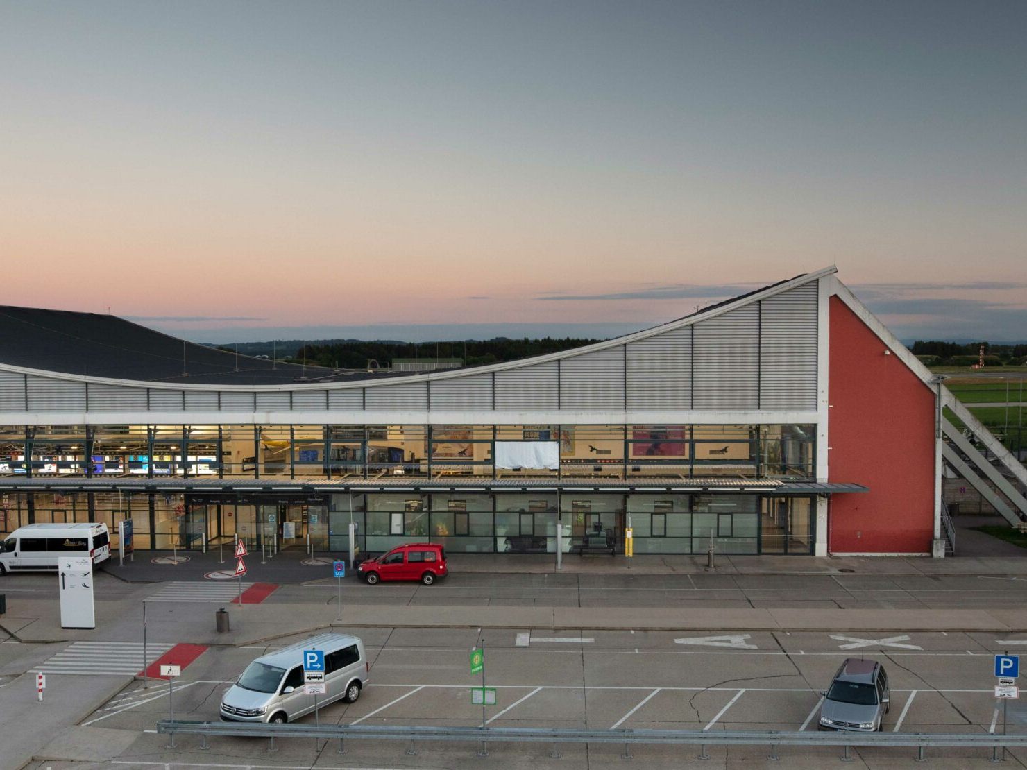 Falschparker am Memmingen Airport werden abgeschleppt.