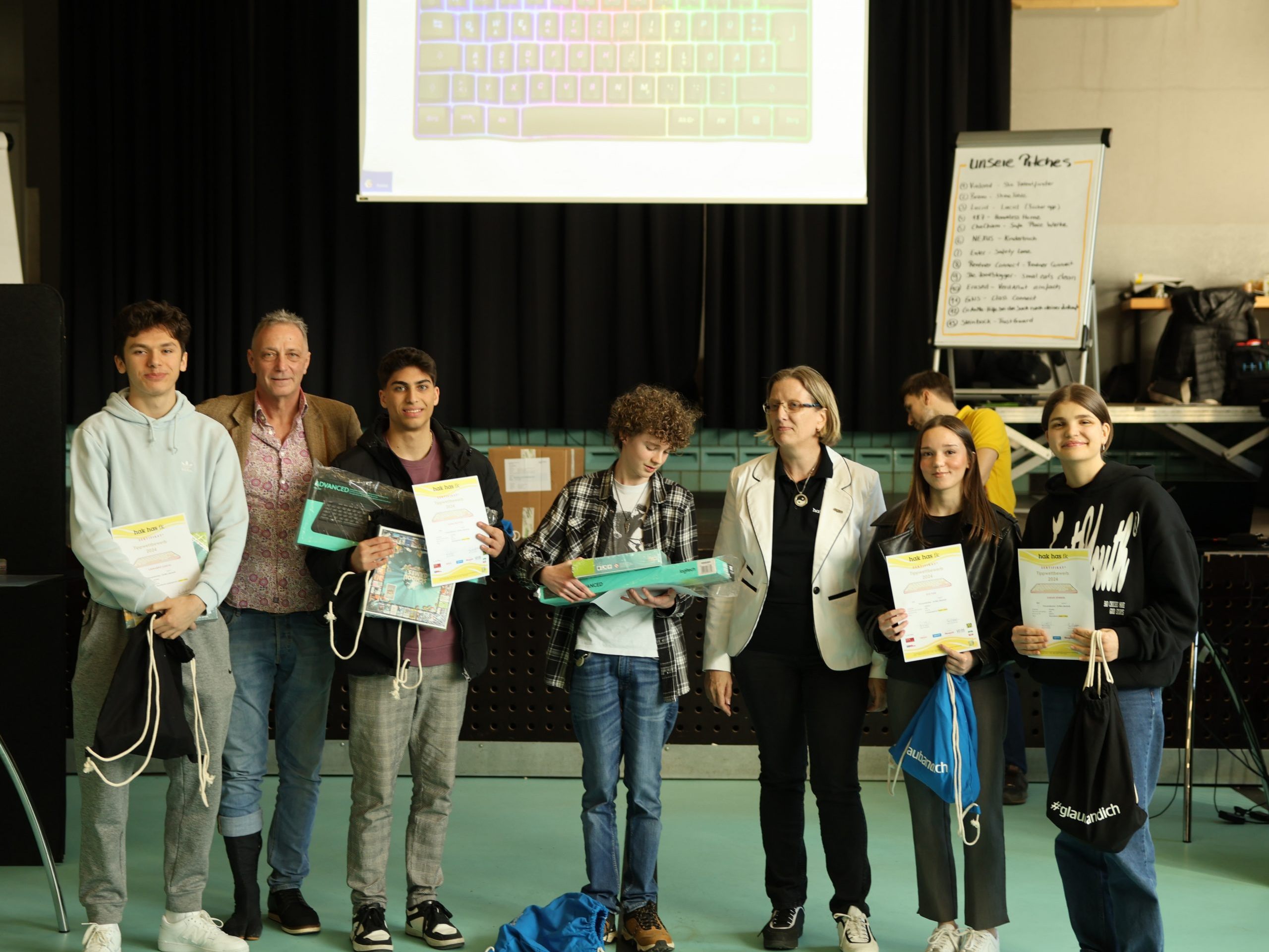 Leonardo Ljacaj, Direktor Michael Weber, Sasha Mattes, Emilio Madlener, Maud Maillet, Ece Tan und Sarah Zöhrer. Leonardo Ljacaj, Direktor Michael Weber, Sasha Mattes, Emilio Madlener, Maud Maillet, Ece Tan und Sarah Zöhrer.