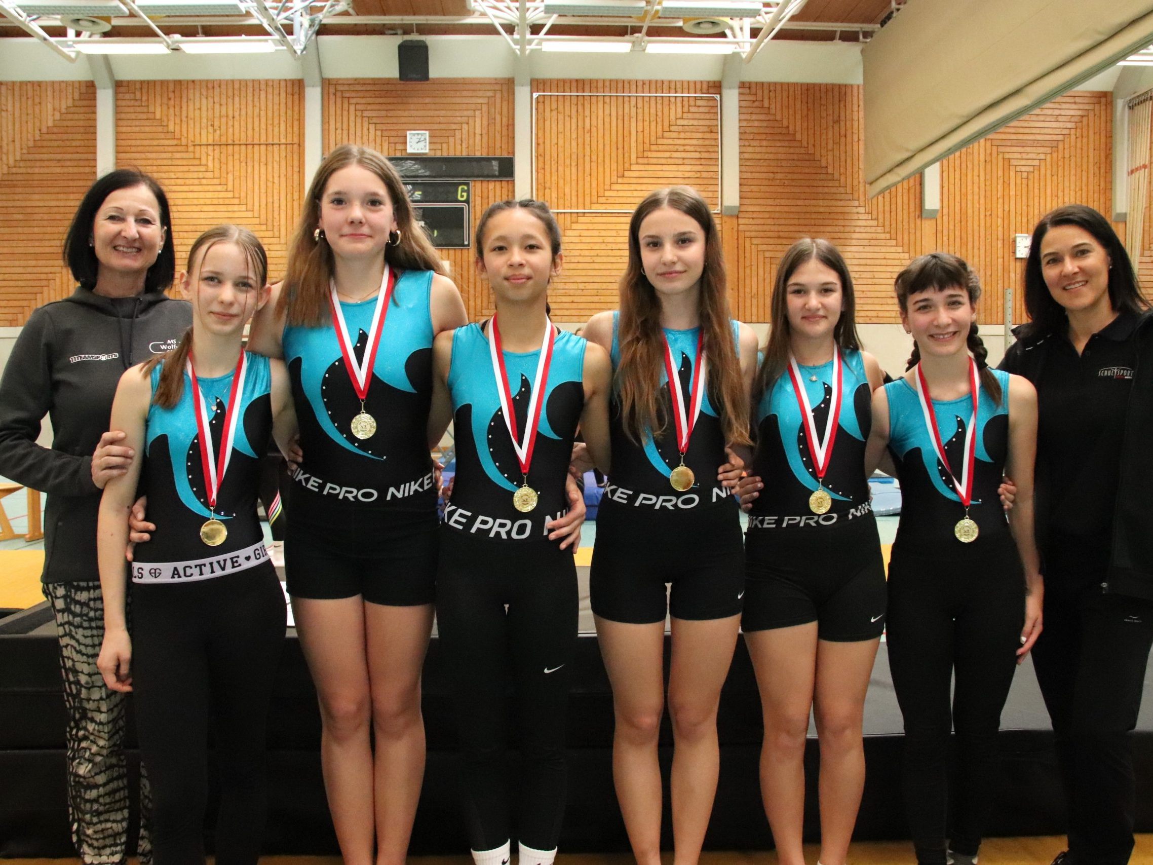 Sportlehrerin Barbara Kohler (li.) und Turn10-Landesrefertin Claudia Laritz gratulierten den Mädchen der 3d Klasse zum Sieg.