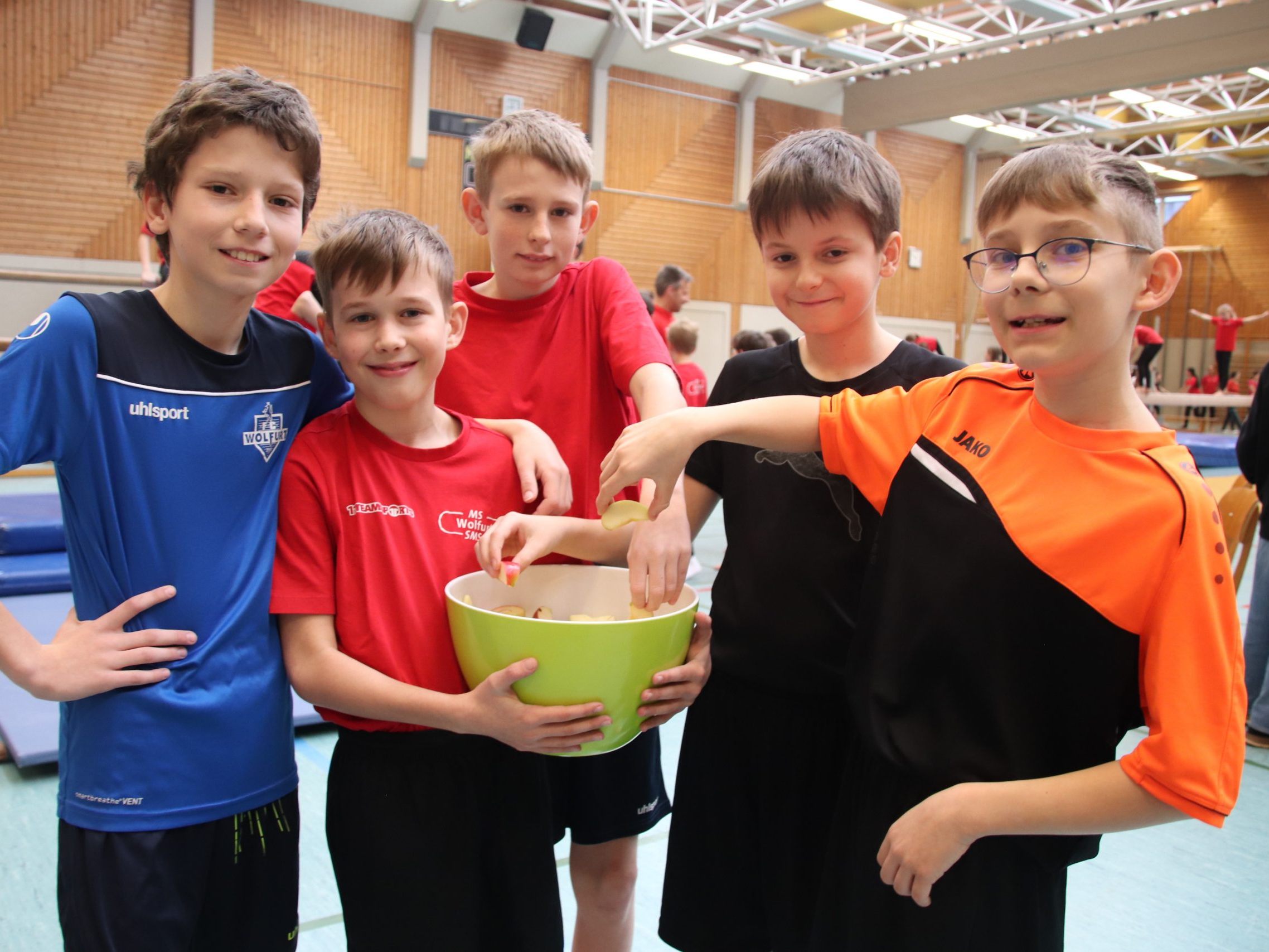 Zwischendurch ein paar Vitamine gesponsert vom Elternverein. Zwischendurch ein paar Vitamine gesponsert vom Elternverein.