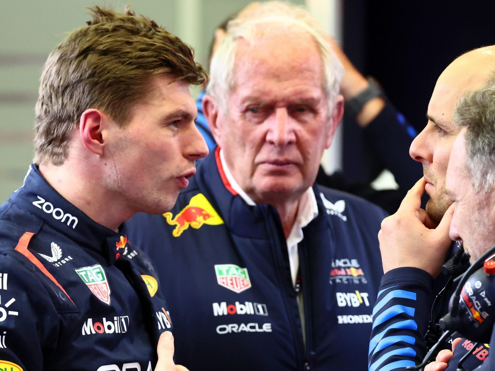 80-jähriger Marko will auch in zwei Wochen in Australien dabei sein - Max Verstappen (l.) will ohne Marko gar nicht. 80-jähriger Marko will auch in zwei Wochen in Australien dabei sein - Max Verstappen (l.) will ohne Marko gar nicht.
