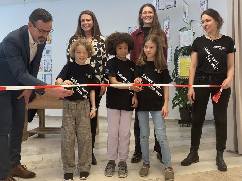 Erfolgreich gestartet: Kinderräume Bilderausstellung mit 400 Zeichnungen von Kindern zum Thema Glücklichsein. Erfolgreich gestartet: Kinderräume Bilderausstellung mit 400 Zeichnungen von Kindern zum Thema Glücklichsein.