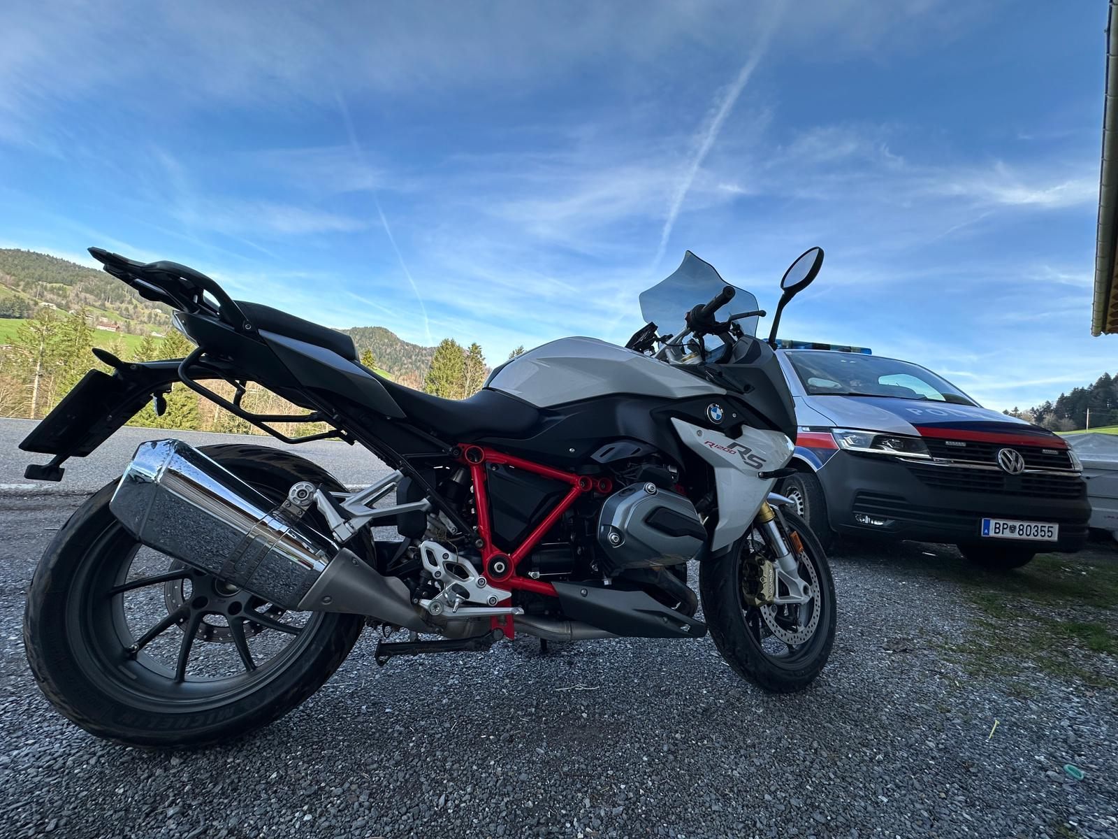 Ein Motorradfahrer wurde bei dem Unfall verletzt. Ein Motorradfahrer wurde bei dem Unfall verletzt.
