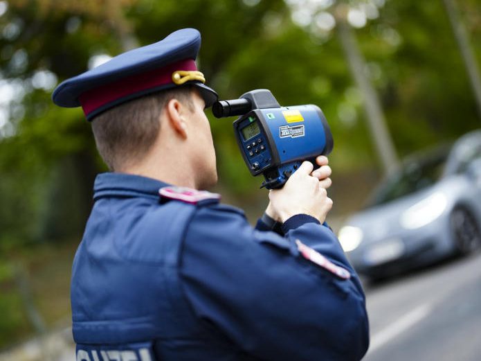 Die Polizei stoppte einen Raser mit 95 statt 30 km/h. Die Polizei stoppte einen Raser mit 95 statt 30 km/h.