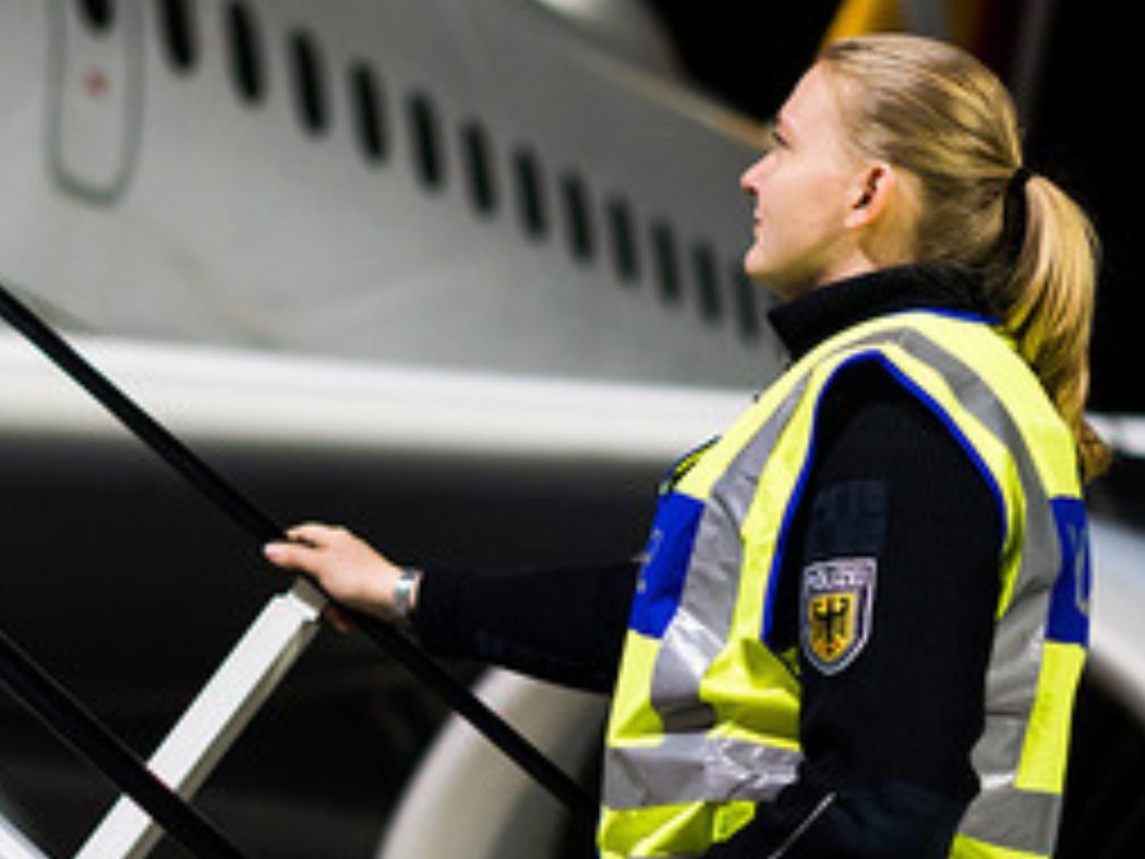 Die Bundespolizisten zeigten den Beifahrer wegen versuchter unerlaubter Einreise an und brachten ihn zum Flughafen Frankfurt am Main, wo am Dienstagabend ein Flugzeug nach Tirana abhob.