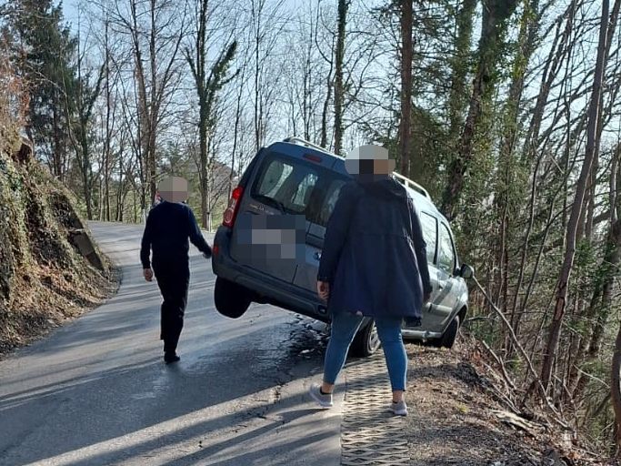 Der Pkw hing bereits mit einem Reifen in der Luft.