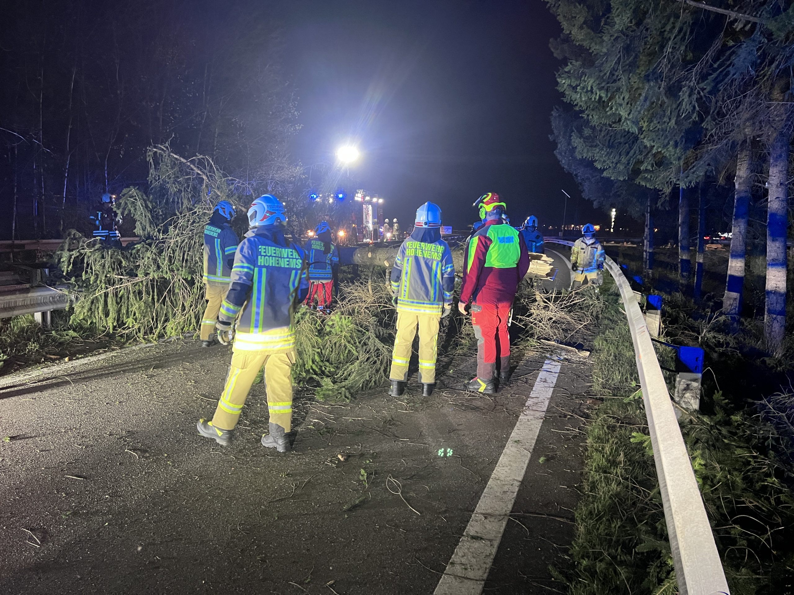 Baum auf Autobahnanschlussstelle gestürzt