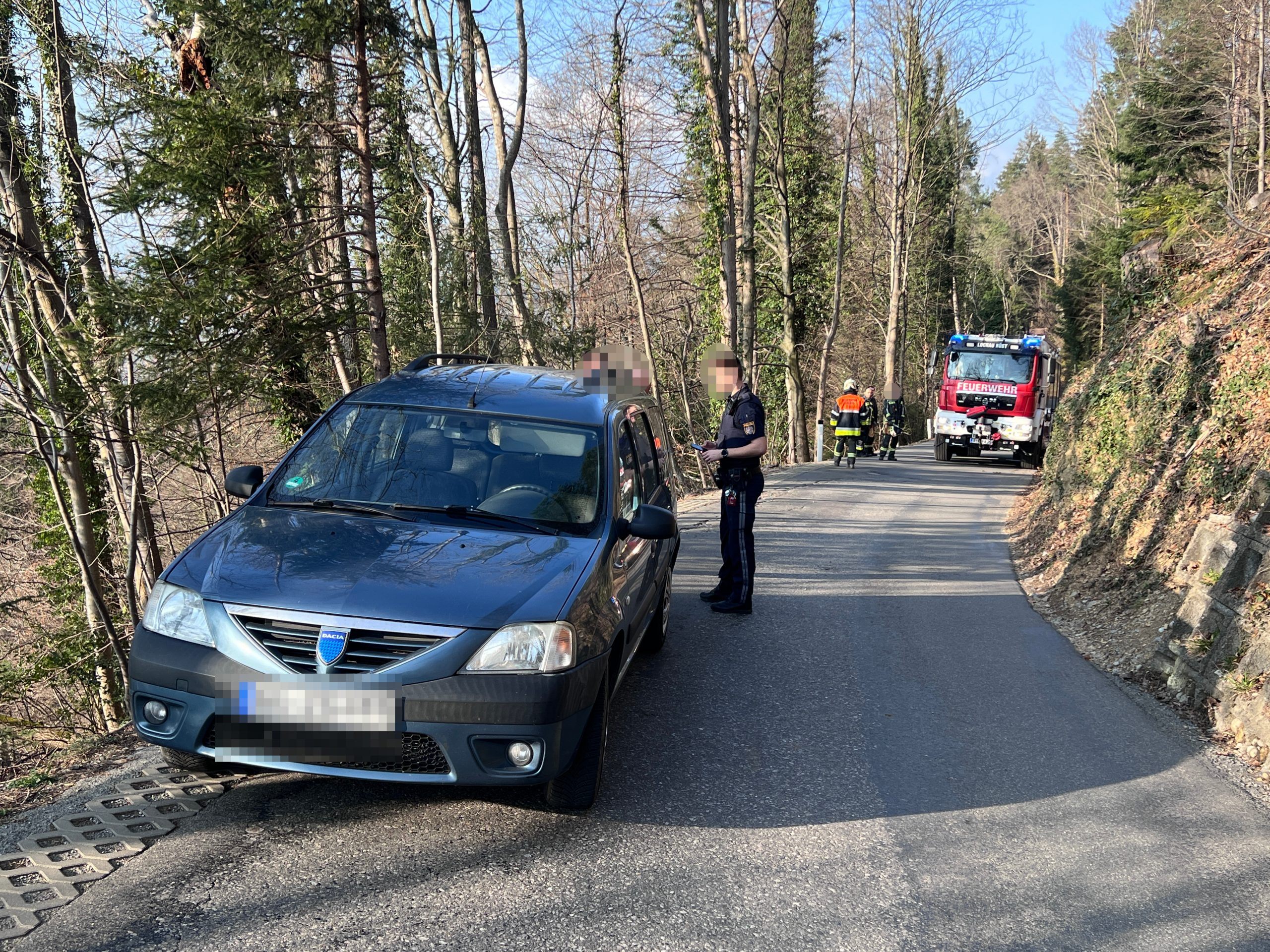 Die Feuerwehr rückte für die Fahrzeugbergung an.