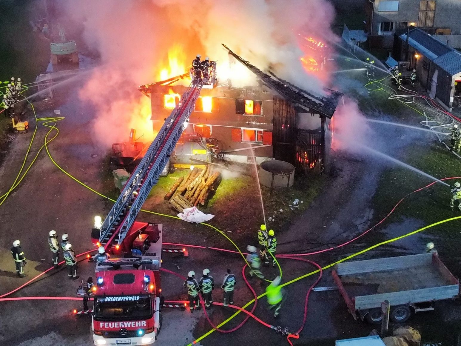 Großeinsatz der Feuerwehren in Hittisau.