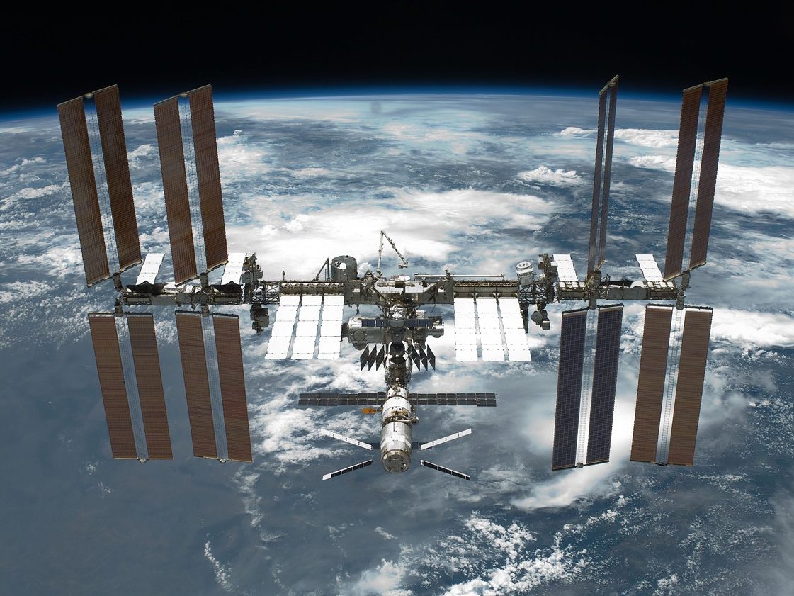Von der ISS wurde 2021 eine Plattform mit Batteriepaketen abgetrennt.
