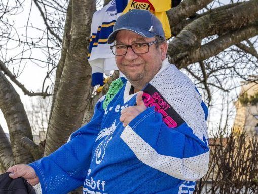 Der 54-Jährige spielte selbst lange Eishockey und Inline-Hockey.