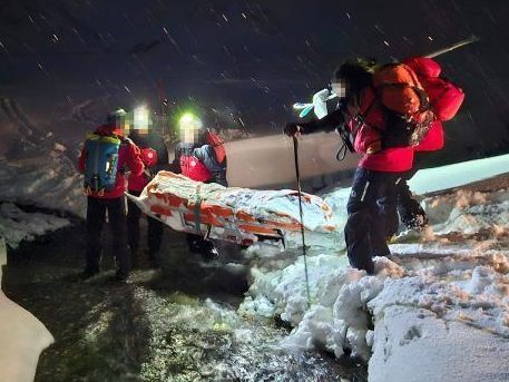 Rettungskräfte im harschen Wintersturm: Eine mutige Mannschaft navigiert durch tiefen Schnee und eisige Winde, um eine verletzte Skitourengeherin in der Silvretta sicher zu evakuieren. Das unerbittliche Wetter erforderte außergewöhnliche Maßnahmen und zeugt von der Entschlossenheit und dem Fachwissen der Bergretter.