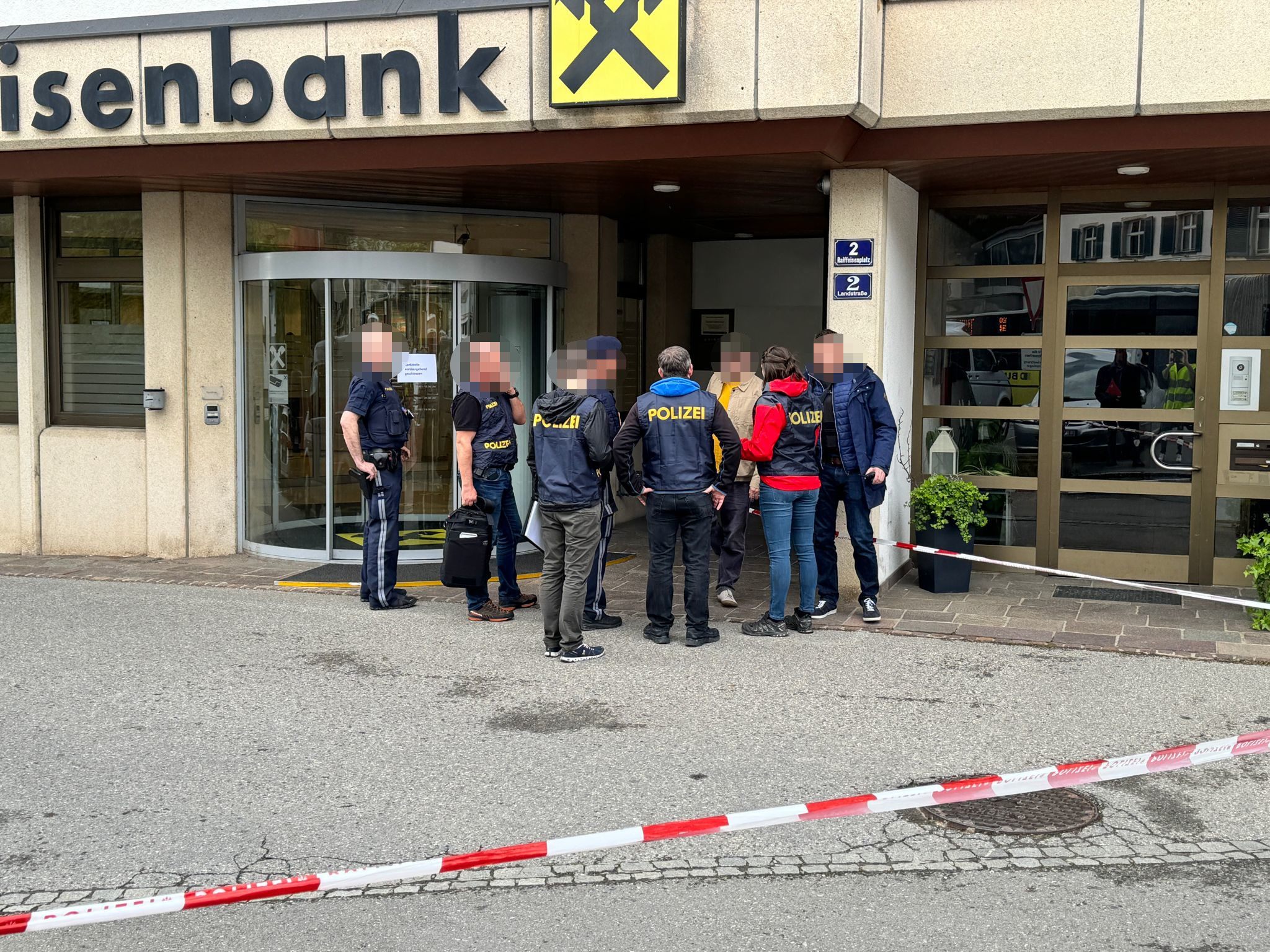 Großeinsatz nach Banküberfall in Lochau.