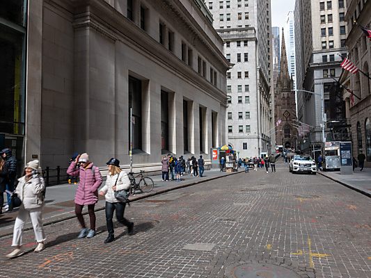 Menschen auf der Straße in Manhattan unmittelbar nach dem Erdstoß