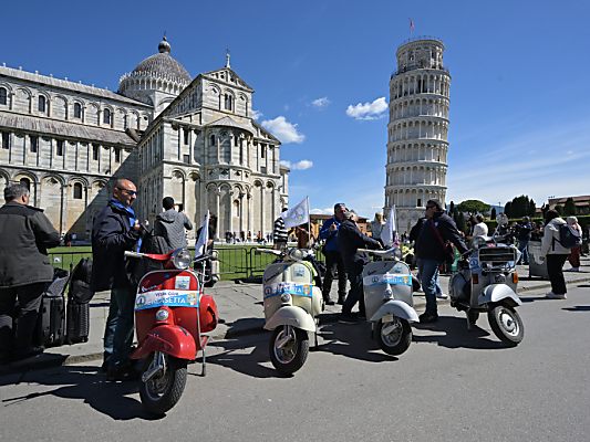 Vespa-Schwarm in Pisa mit rund 8.000 Rollern Vespa-Schwarm in Pisa mit rund 8.000 Rollern