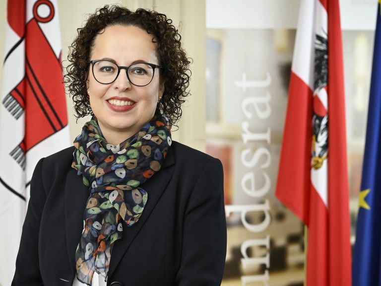 Christine Schwarz-Fuchs kandidiert für die ÖVP bei der EU-Wahl 2024.