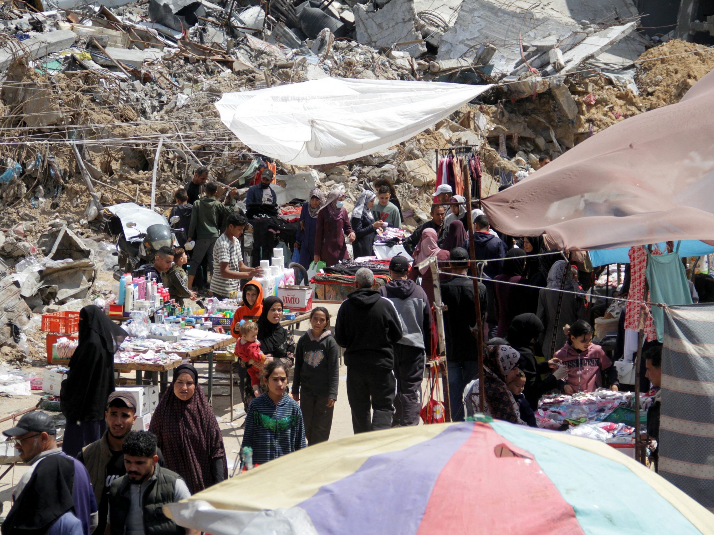 Im Gazastreifen bereiten sich die Menschen auf das Ende des Ramadan vor.