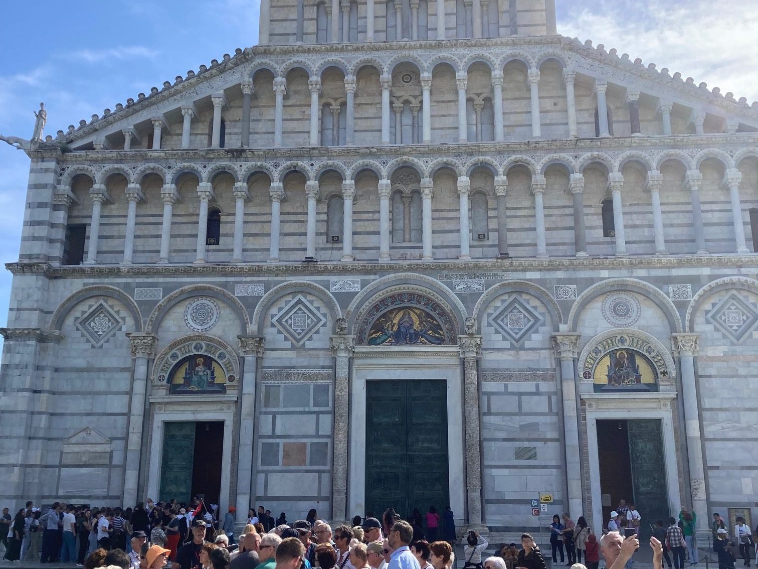 Die Bludenzer Senioren vor dem Dom in Pisa