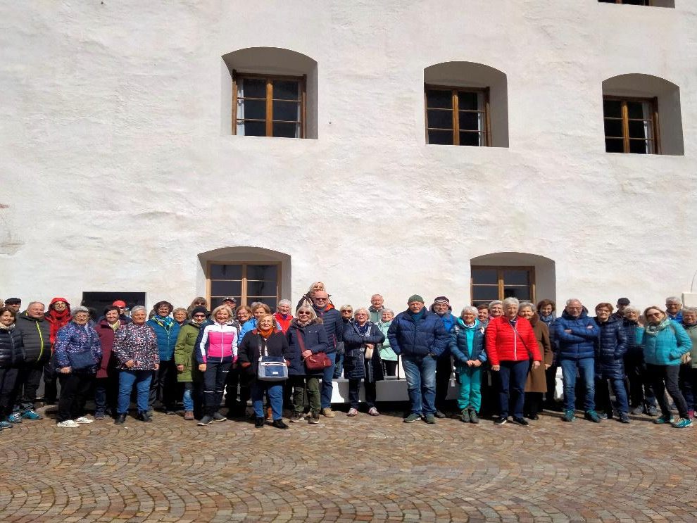 Die Bludenzer Senioren vor dem Kloster Marienberg