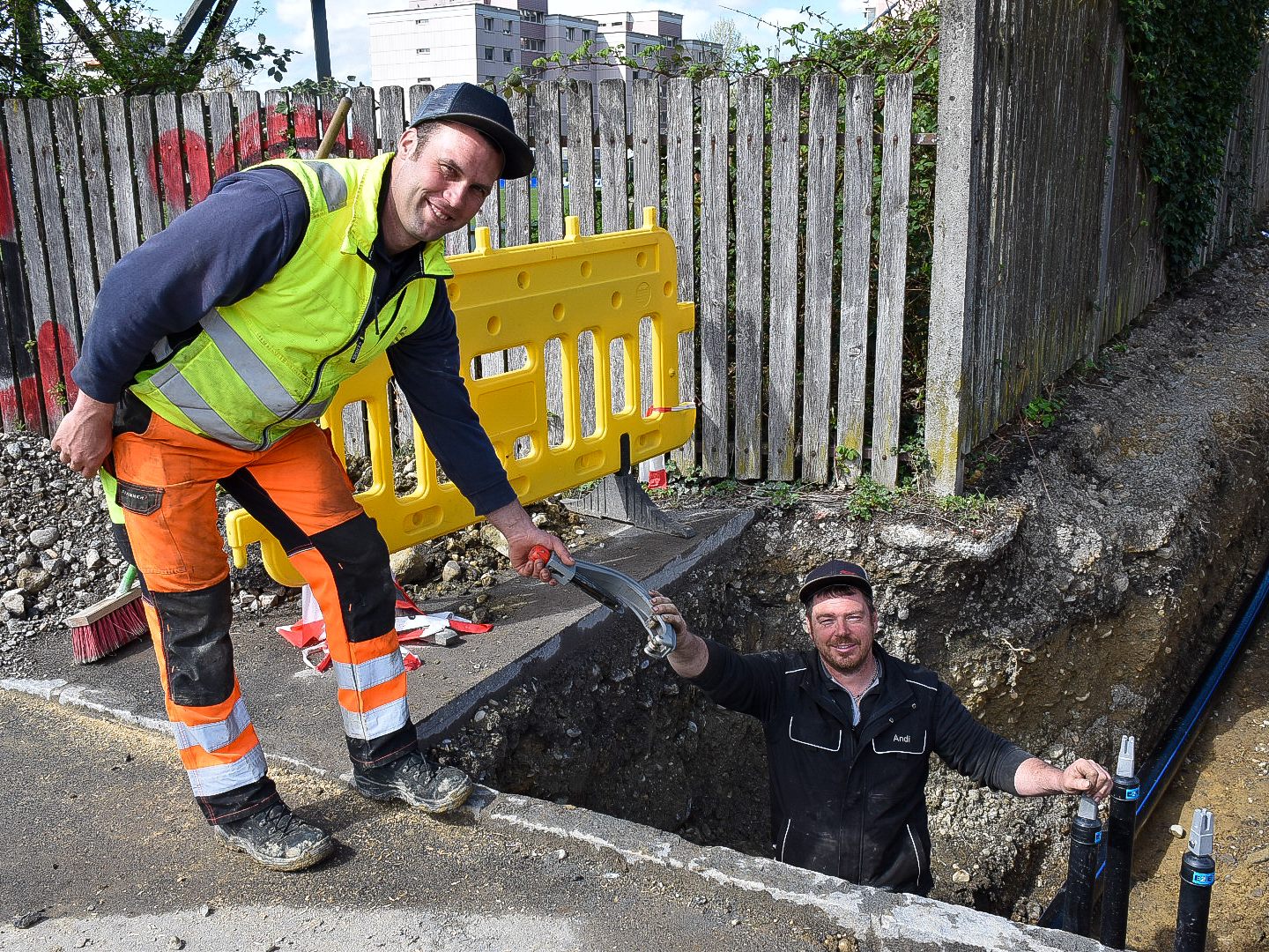 Die Mitarbeiter des Wirtschaftshofes im Einsatz für das kostbare Nass: Christoph Matt (links) und Wassermeister Andreas Fessler.