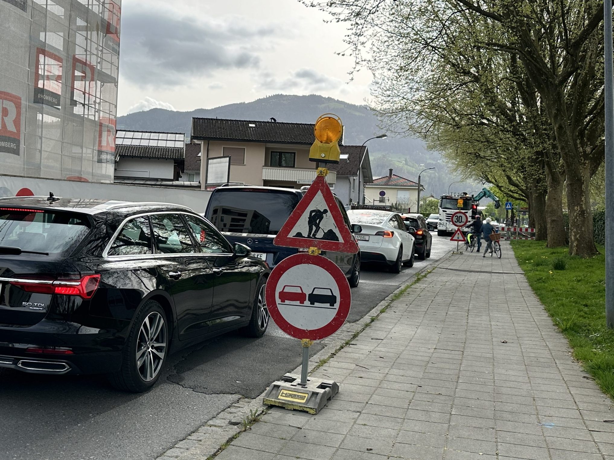 Eine Baustelle mit Ampelregelung sorgt für Verzögerungen.