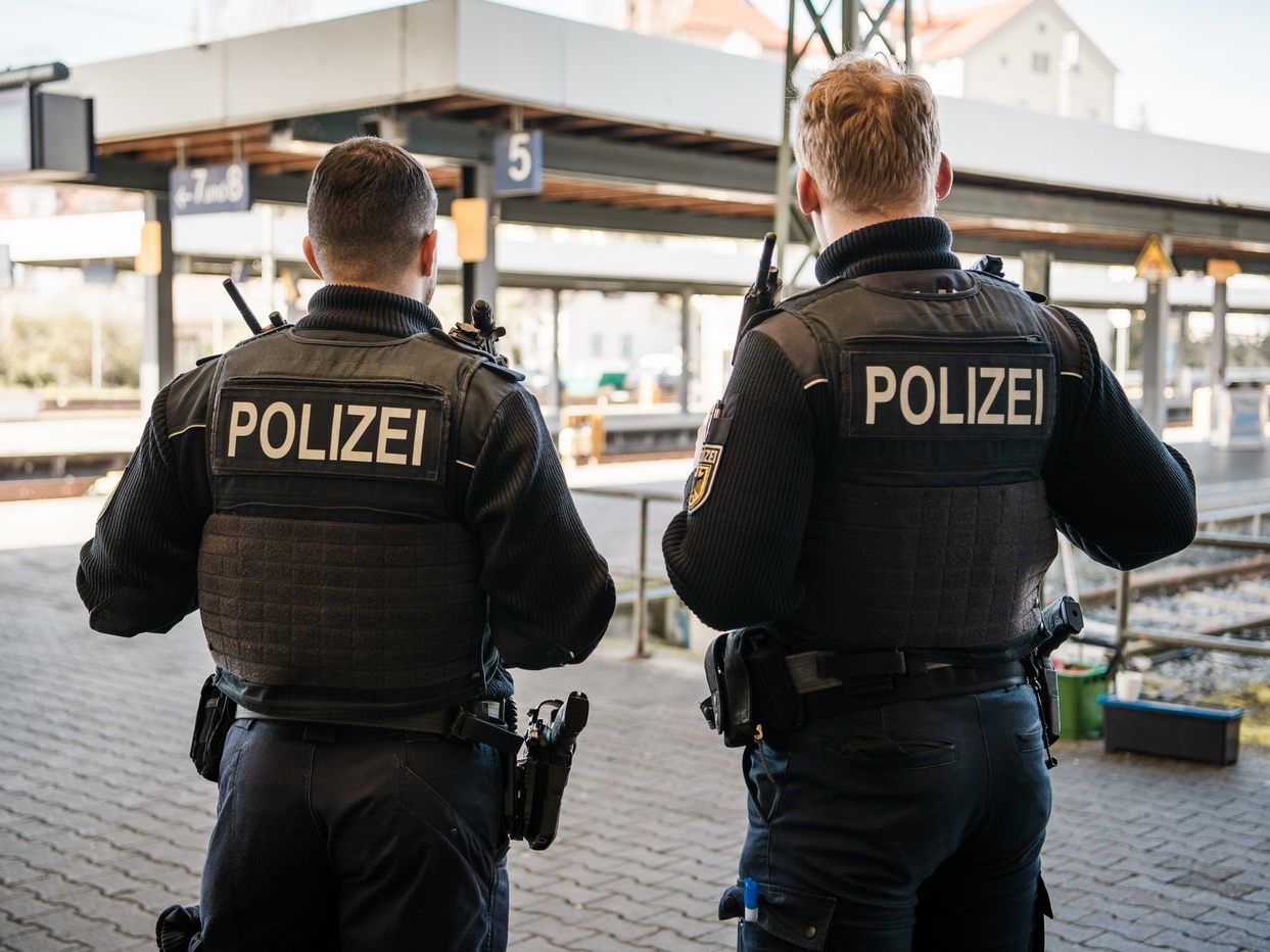 Bundespolizei landet drei Fahndungstreffer bei einer Kontrolle.
