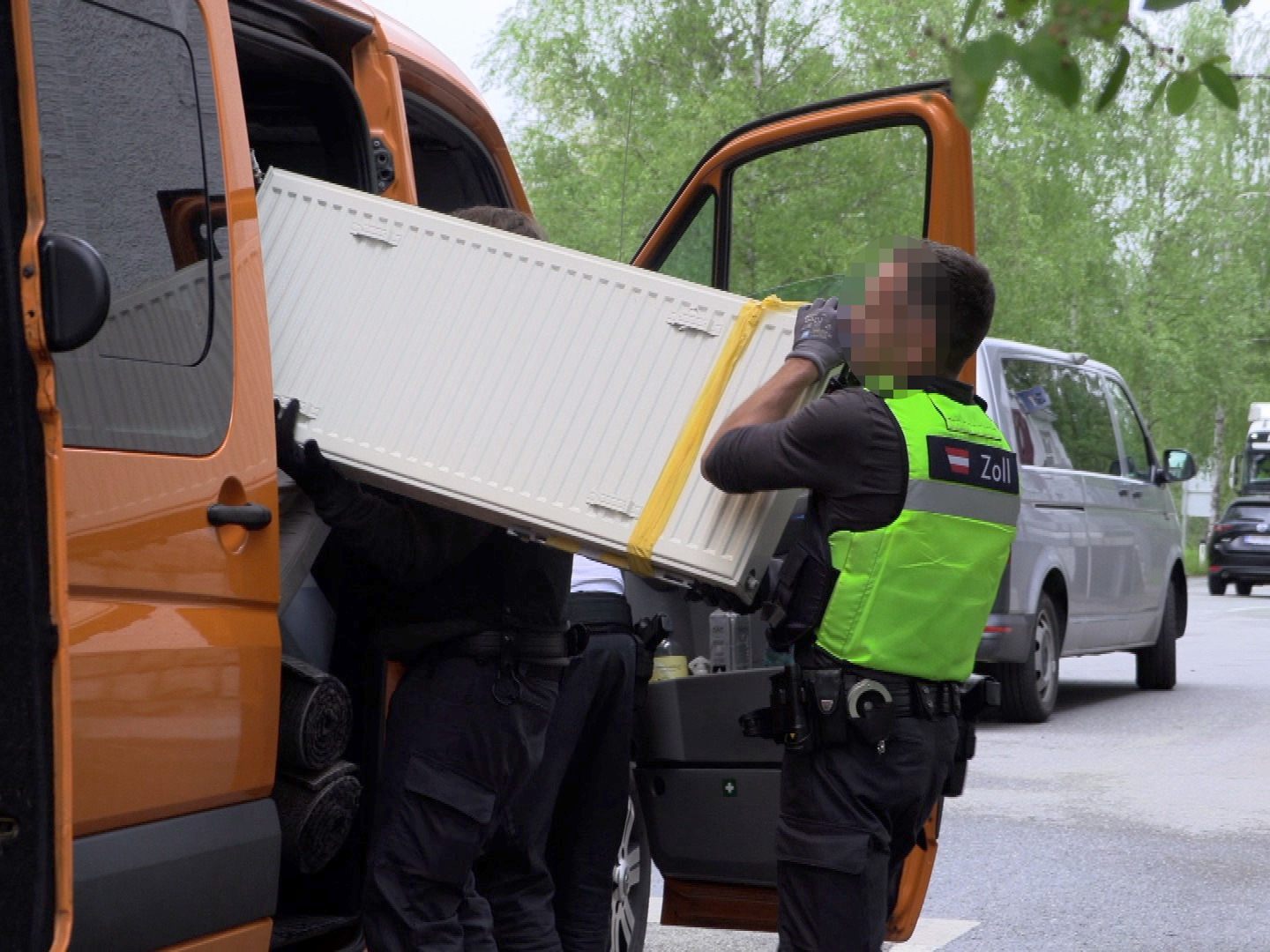 Am Zoll in Hohenems wurde das Fahrzeug kontrolliert. Am Zoll in Hohenems wurde das Fahrzeug kontrolliert.