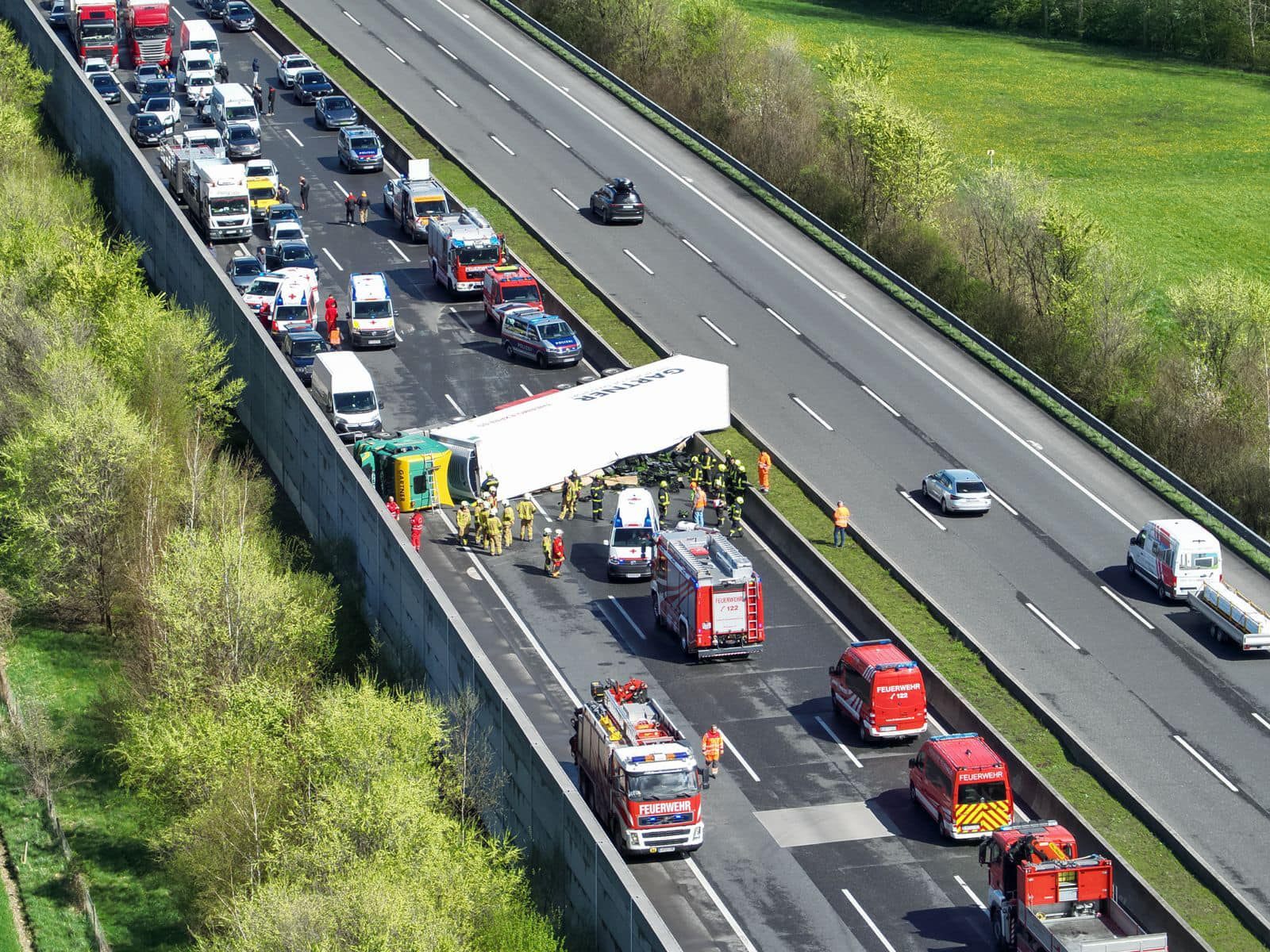 Der Lkw blieb quer zur Fahrbahn liegen.