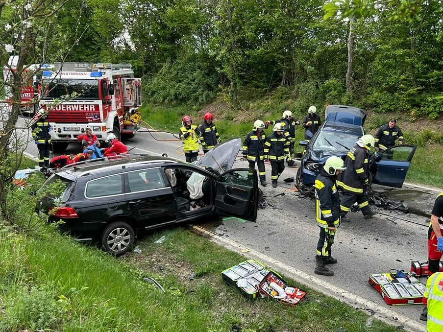 Im Bezirk Korneuburg prallten zwei Pkw frontal zusammen.
