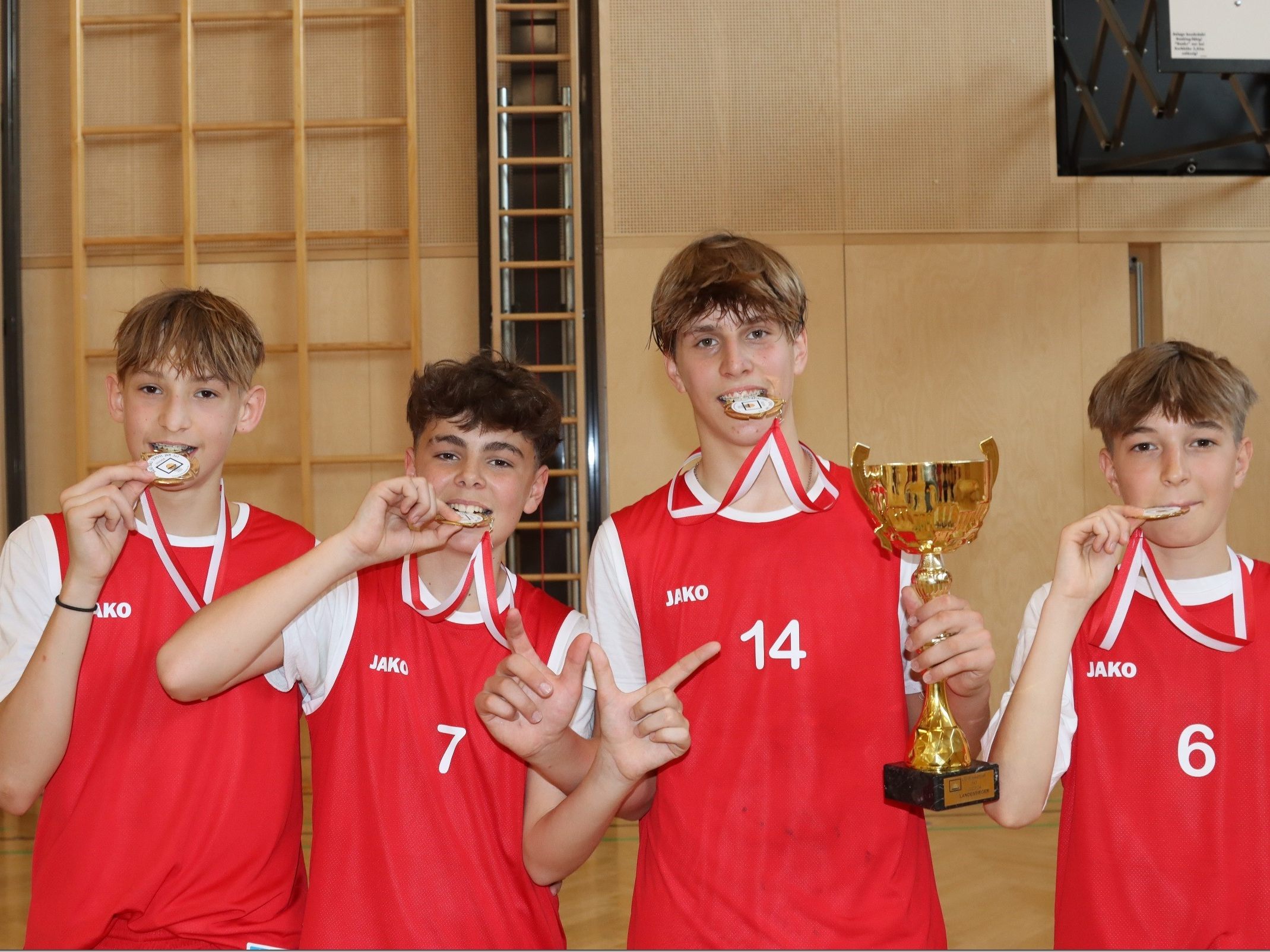Doppel-Landesmeister im Basketball wurden die vier Schüler der SMS Rankweil West Edvard Pap, Samuel Hrach, Linus Kohler und Benjamin Walser und den Heimvorteil voll ausgenützt.