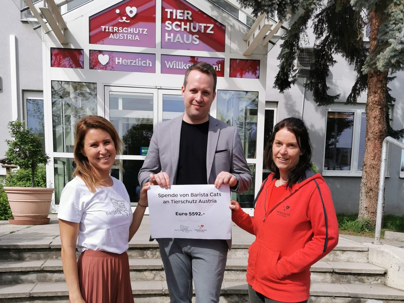 Natascha Bergmann (Gründerin und Geschäftsführerin von „Barista Cats“), Jonas von Einem (Sprecher und Fundraisingleiter von Tierschutz Austria) und Sabrina Scharner (Stallleiterin des Katzenhauses in Vösendorf) Natascha Bergmann (Gründerin und Geschäftsführerin von „Barista Cats“), Jonas von Einem (Sprecher und Fundraisingleiter von Tierschutz Austria) und Sabrina Scharner (Stallleiterin des Katzenhauses in Vösendorf)