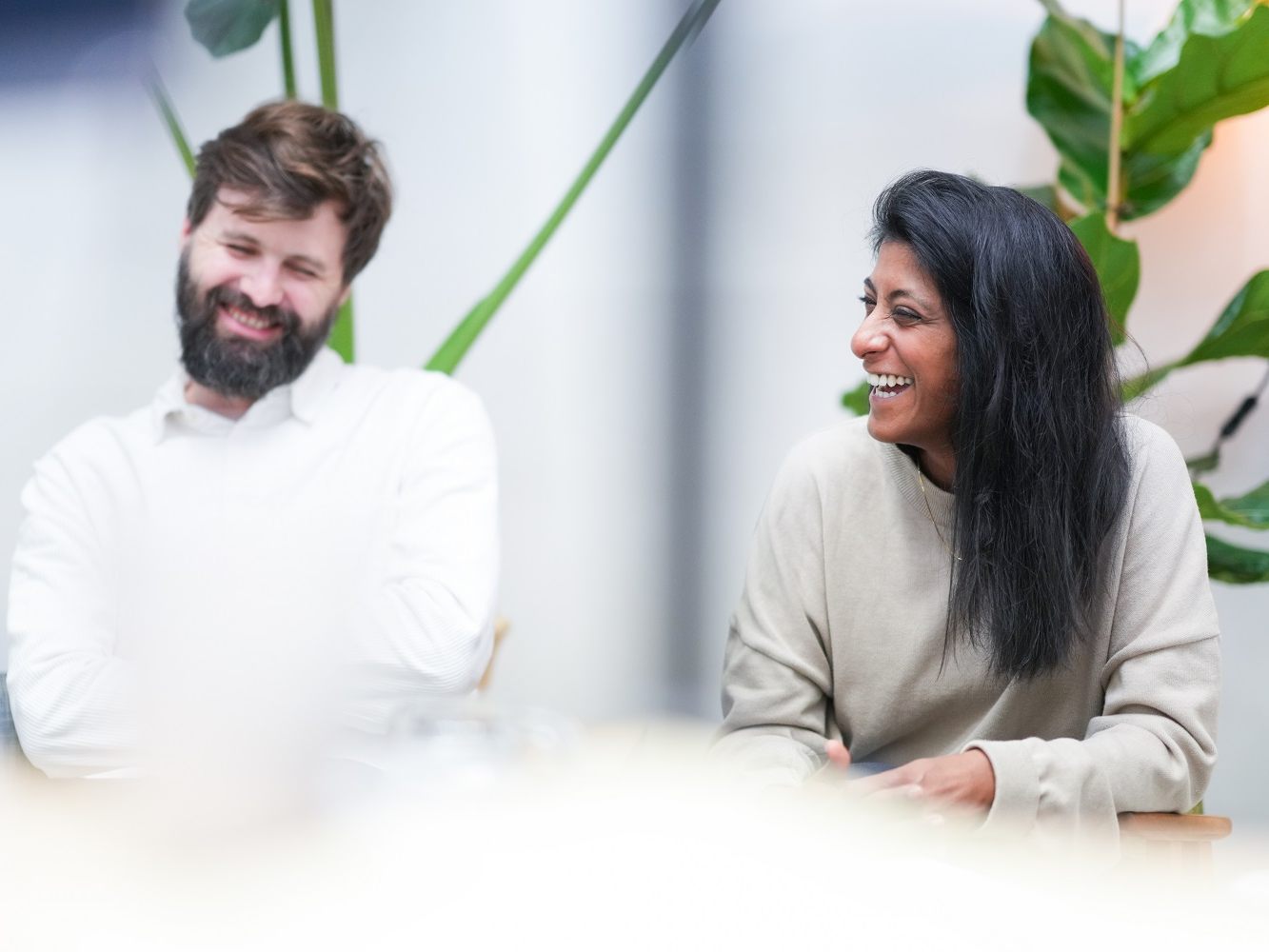 Schulze (links) und Pathirana leiten die "Klima Biennale Wien".