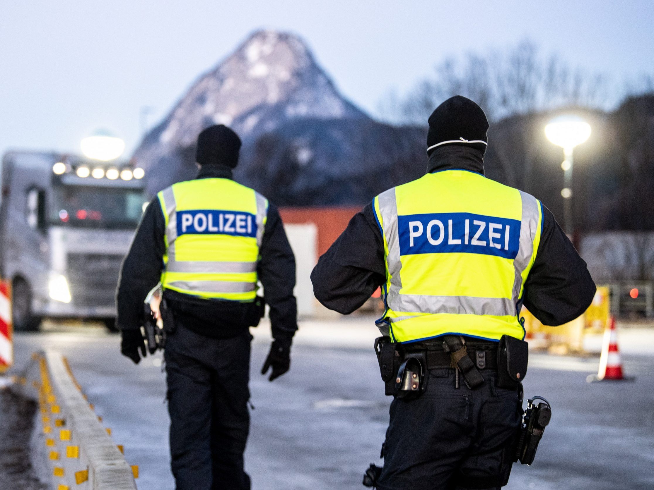 Ein 18-Jähriger schleppte sechs Syrer von Österreich nach Deutschland Ein 18-Jähriger schleppte sechs Syrer von Österreich nach Deutschland