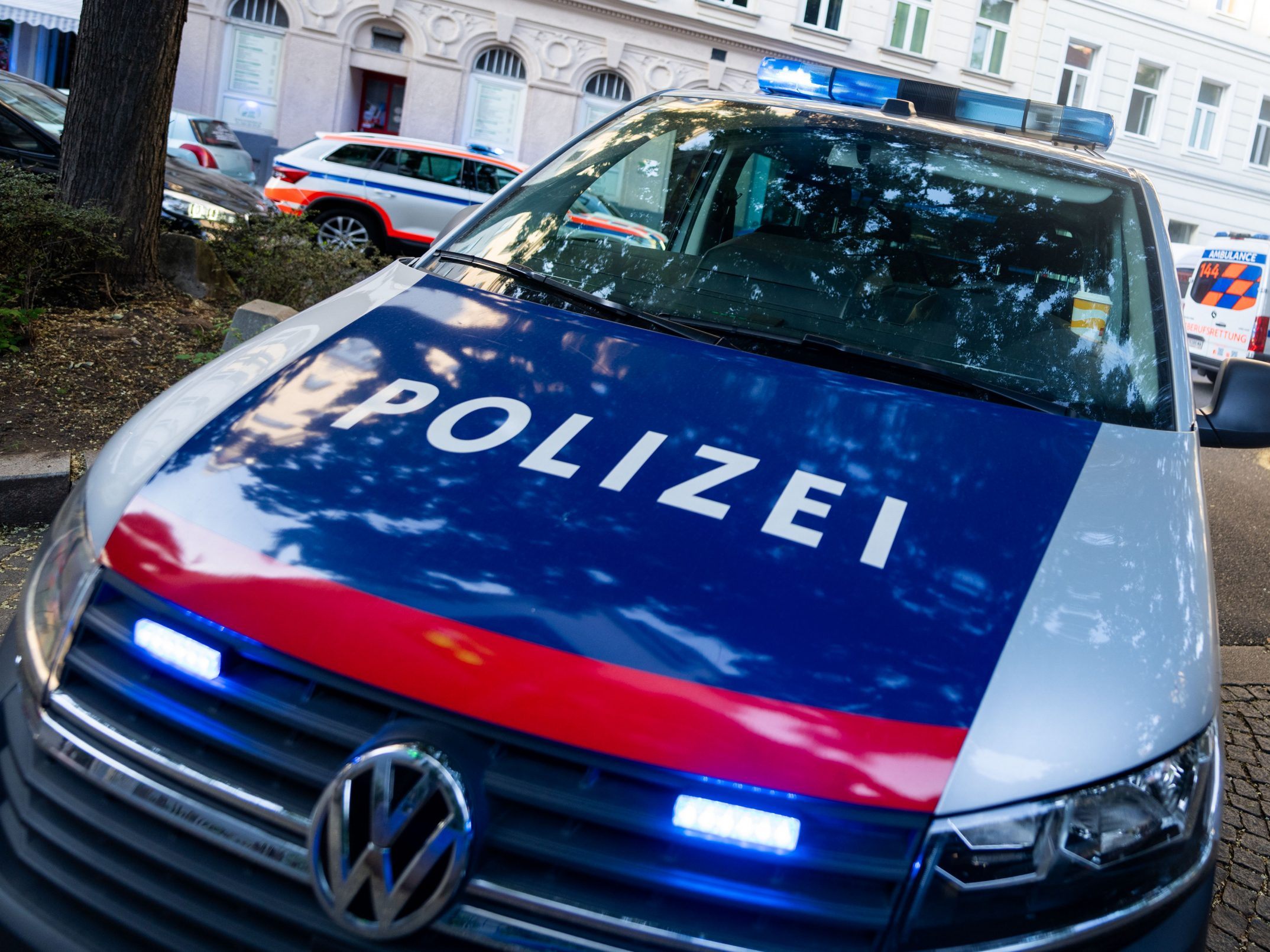 Ein 14-Jähriger wollte vor der Polizei flüchten und baute mit dem gestohlenen Pkw einen Unfall. Ein 14-Jähriger wollte vor der Polizei flüchten und baute mit dem gestohlenen Pkw einen Unfall.
