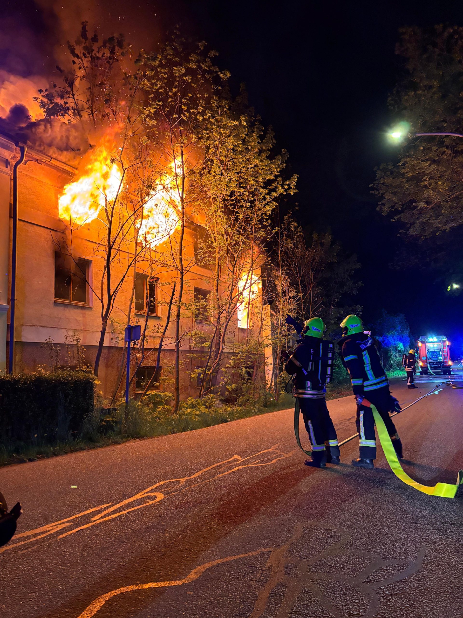 ABD0007_20240418 – HOLLABRUNN – STERREICH: ++ HANDOUT ++ ZU APA0061 VOM 18.4.2024 – Mitglieder von fnf Feuerwehren sind am Donnerstag, 18. April 2024, kurz vor 3.00 Uhr zu einem Wohnhausbrand in Hollabrunn ausgerckt. Betroffen war ein leer stehender Anbau der ehemaligen Aumhle. – FOTO: APA/FEUERWEHR HOLLABRUNN – ++ WIR WEISEN AUSDRCKLICH DARAUF HIN, DASS EINE […]