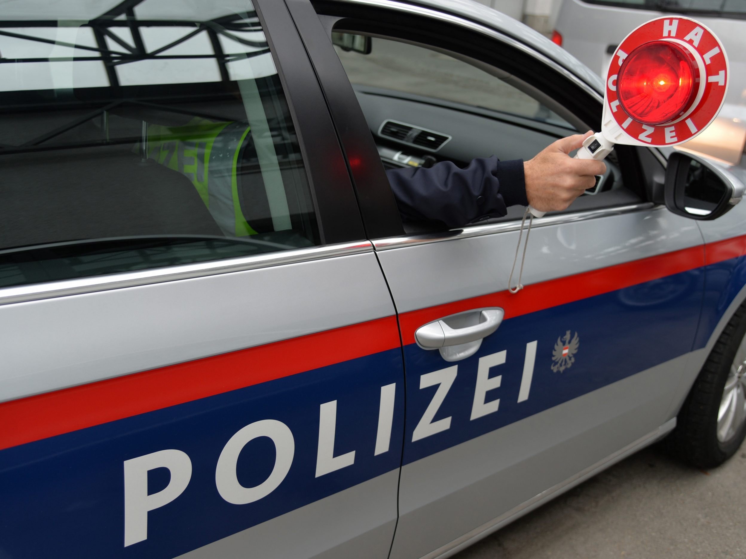Der Polizei ging ein Pkw-Lenker ins Netz, der einen fremden Führerschein bei sich hatte. Der Polizei ging ein Pkw-Lenker ins Netz, der einen fremden Führerschein bei sich hatte.