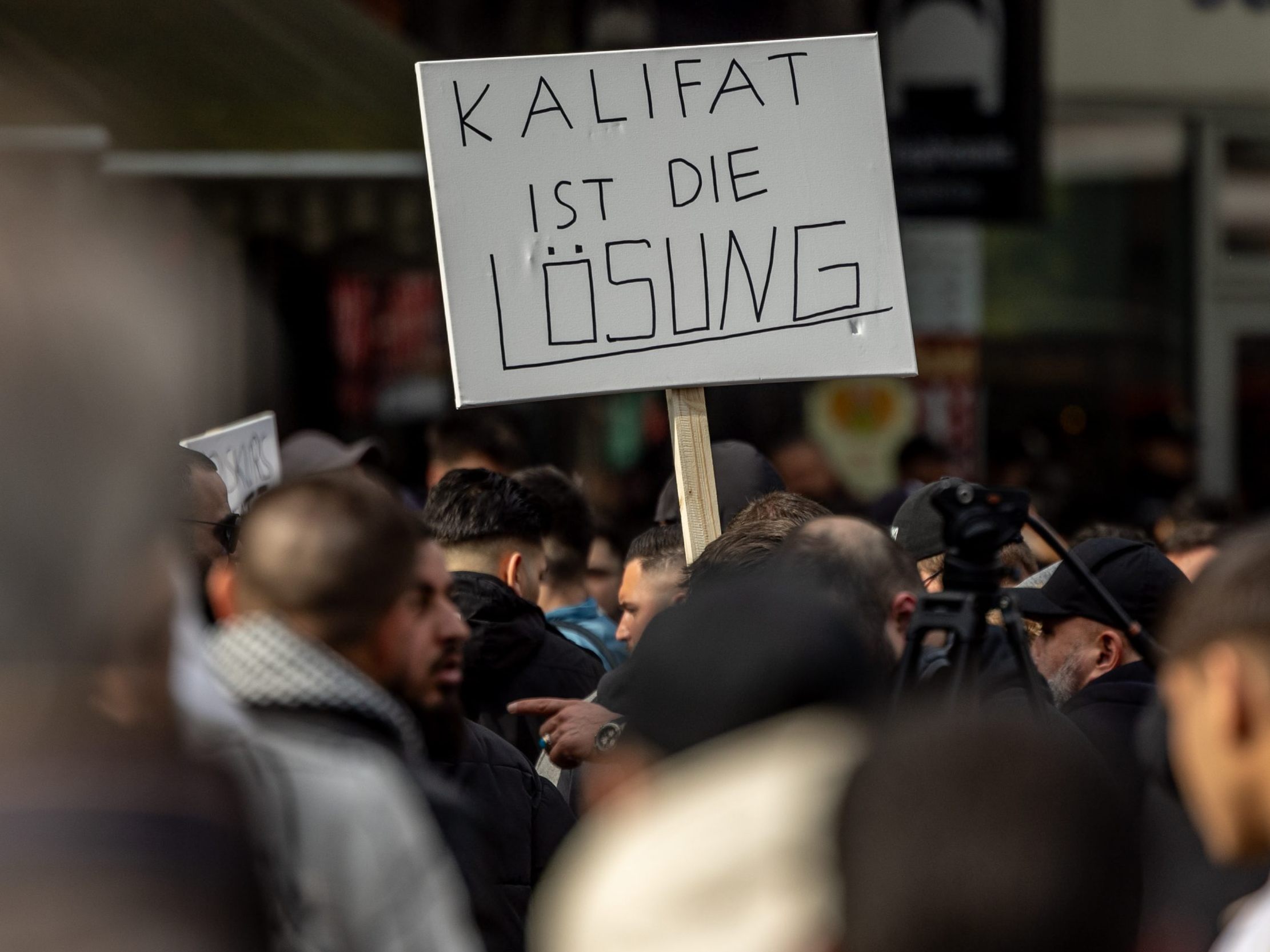 Islamisten-Demos wie in Hamburg würden in Österreich untersagt. Islamisten-Demos wie in Hamburg würden in Österreich untersagt.