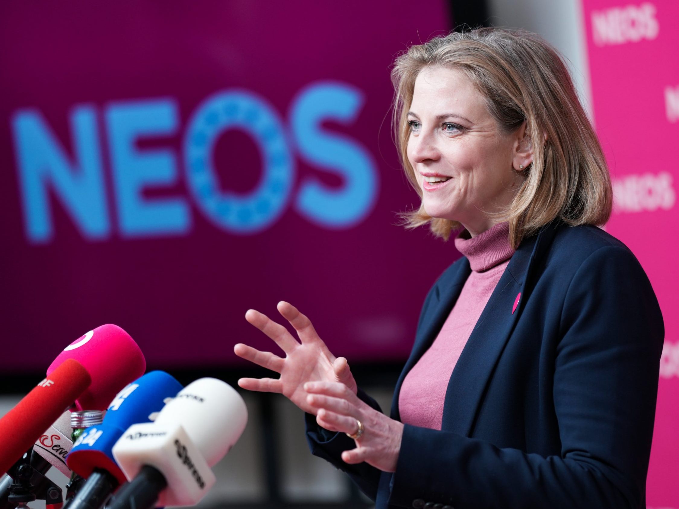 Meinl-Reisinger wird von den NEOS zur Spitzenkandidatin gekürt. Meinl-Reisinger wird von den NEOS zur Spitzenkandidatin gekürt.