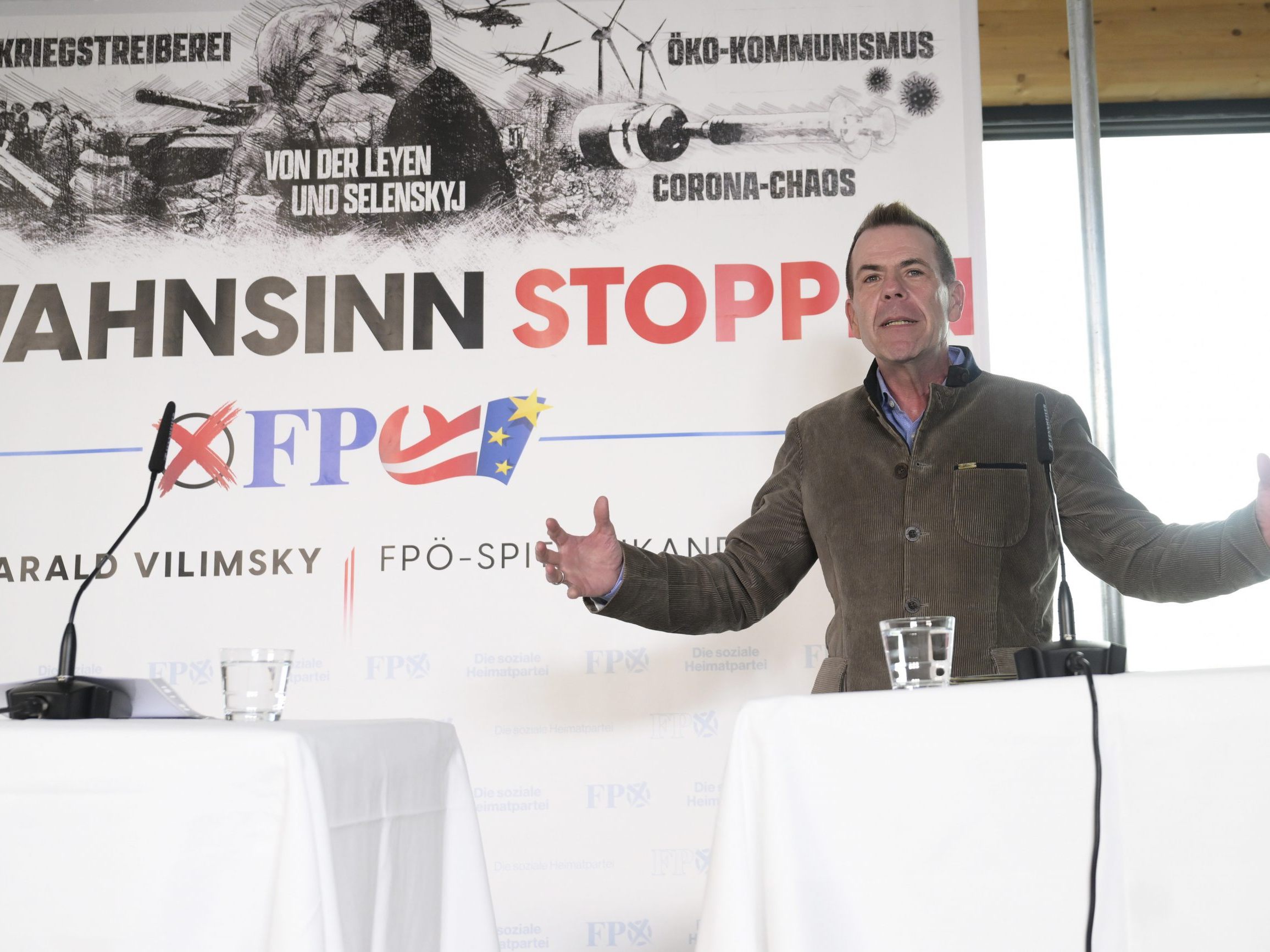 Auf den ersten Plakaten der FPÖ prangt der Slogan "EU-Wahnsinn stoppen".