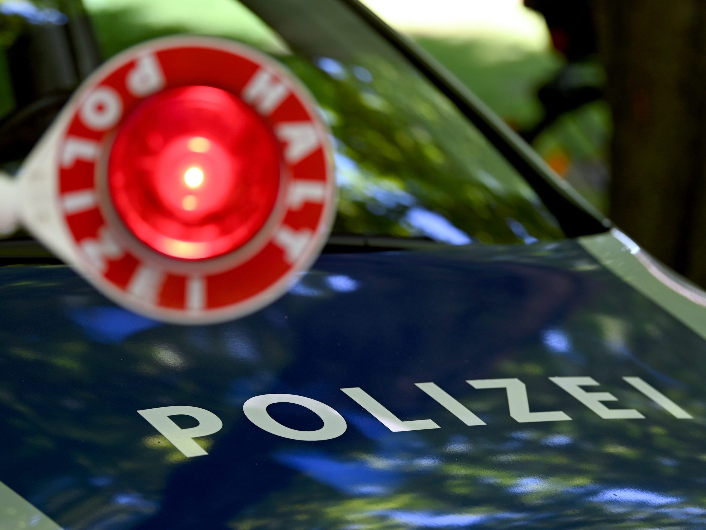 Bei einer Polizeikontrolle klickten die Handschellen. Bei einer Polizeikontrolle klickten die Handschellen.