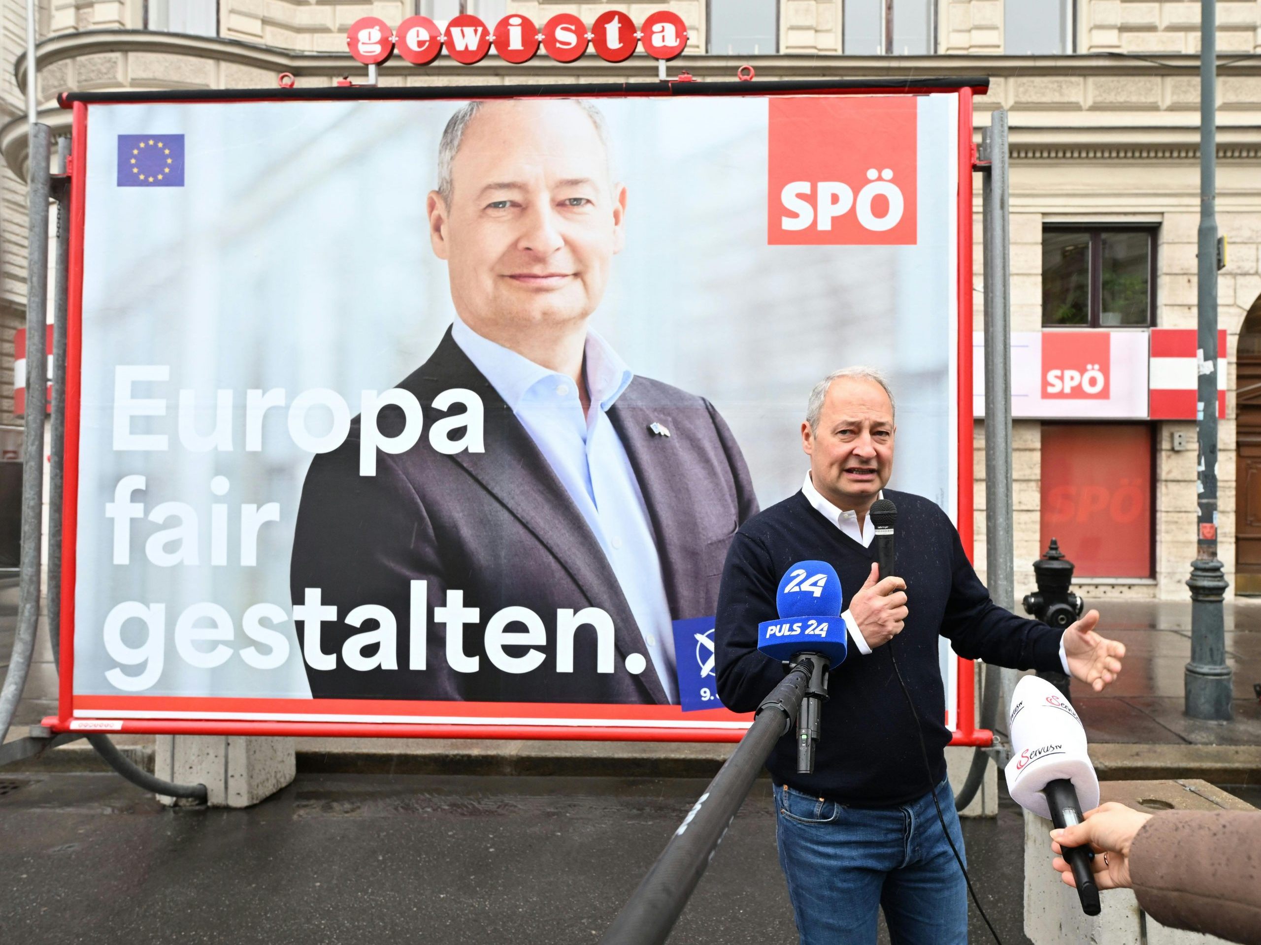 "Europa fair gestalten" ist auf einem Plakat mit SPÖ-EU-Spitzenkandidat Schieder zu lesen. "Europa fair gestalten" ist auf einem Plakat mit SPÖ-EU-Spitzenkandidat Schieder zu lesen.
