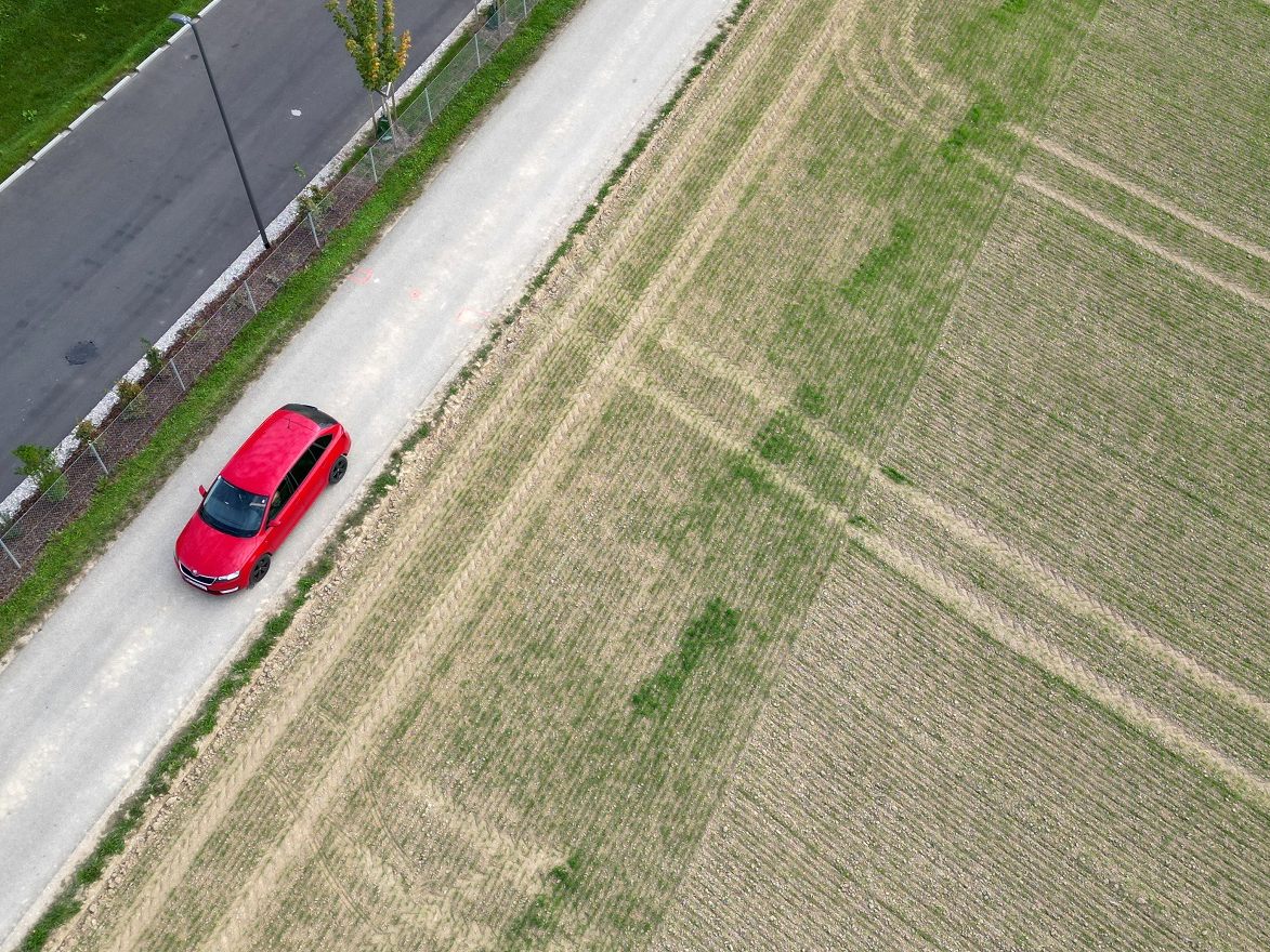Im Bild: Ein Auto und eine Ackerfläche. Im Bild: Ein Auto und eine Ackerfläche.