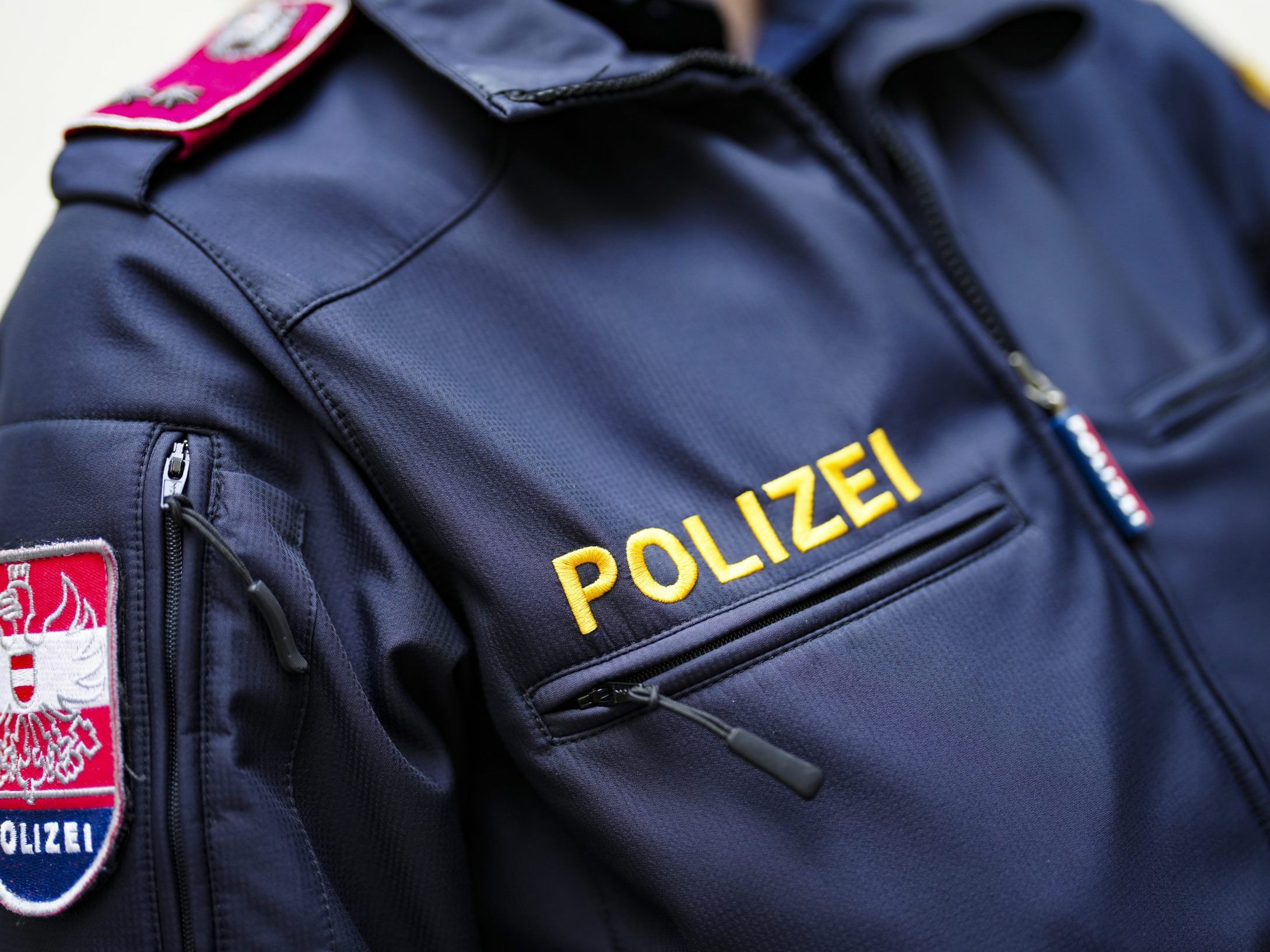 Drei Polizisten wurden leicht verletzt.