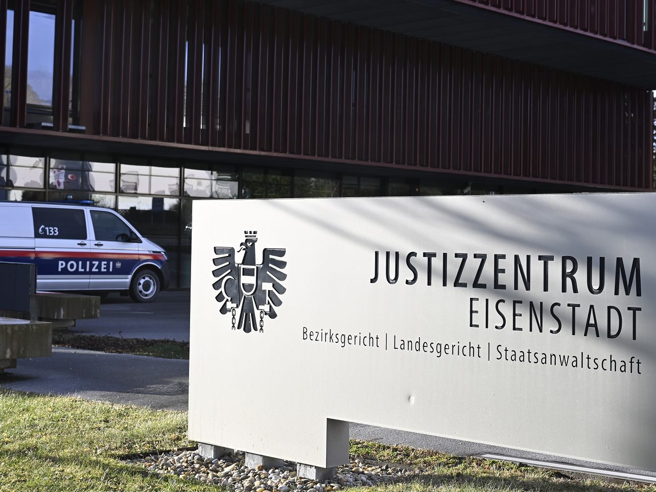 38-Jähriger im Burgenland zu vier Jahren Haft verurteilt. Urteil nicht rechtskräftig. 38-Jähriger im Burgenland zu vier Jahren Haft verurteilt. Urteil nicht rechtskräftig.