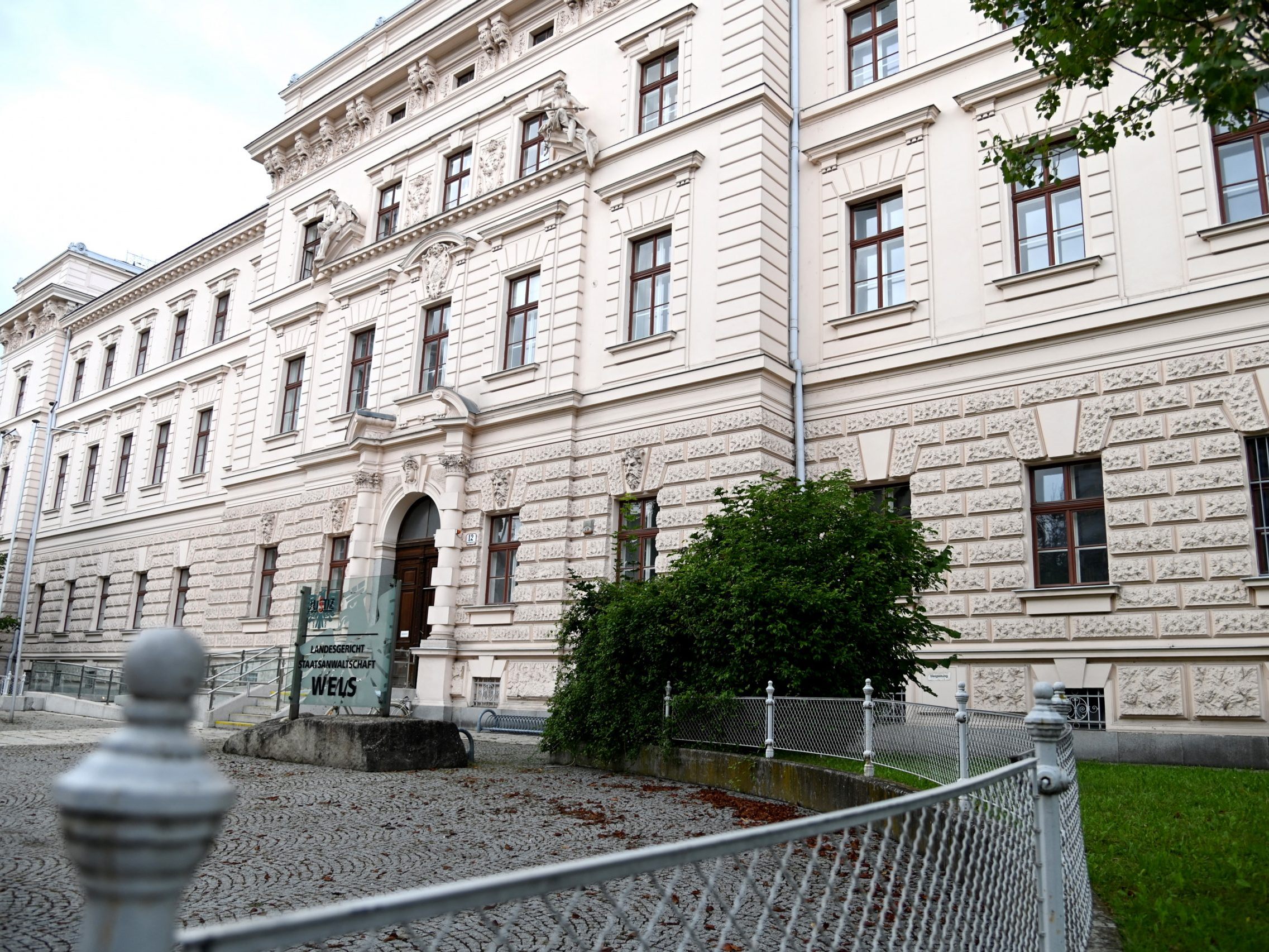 Ein Bild vom Landesgericht Wels aus der Vergangenheit.