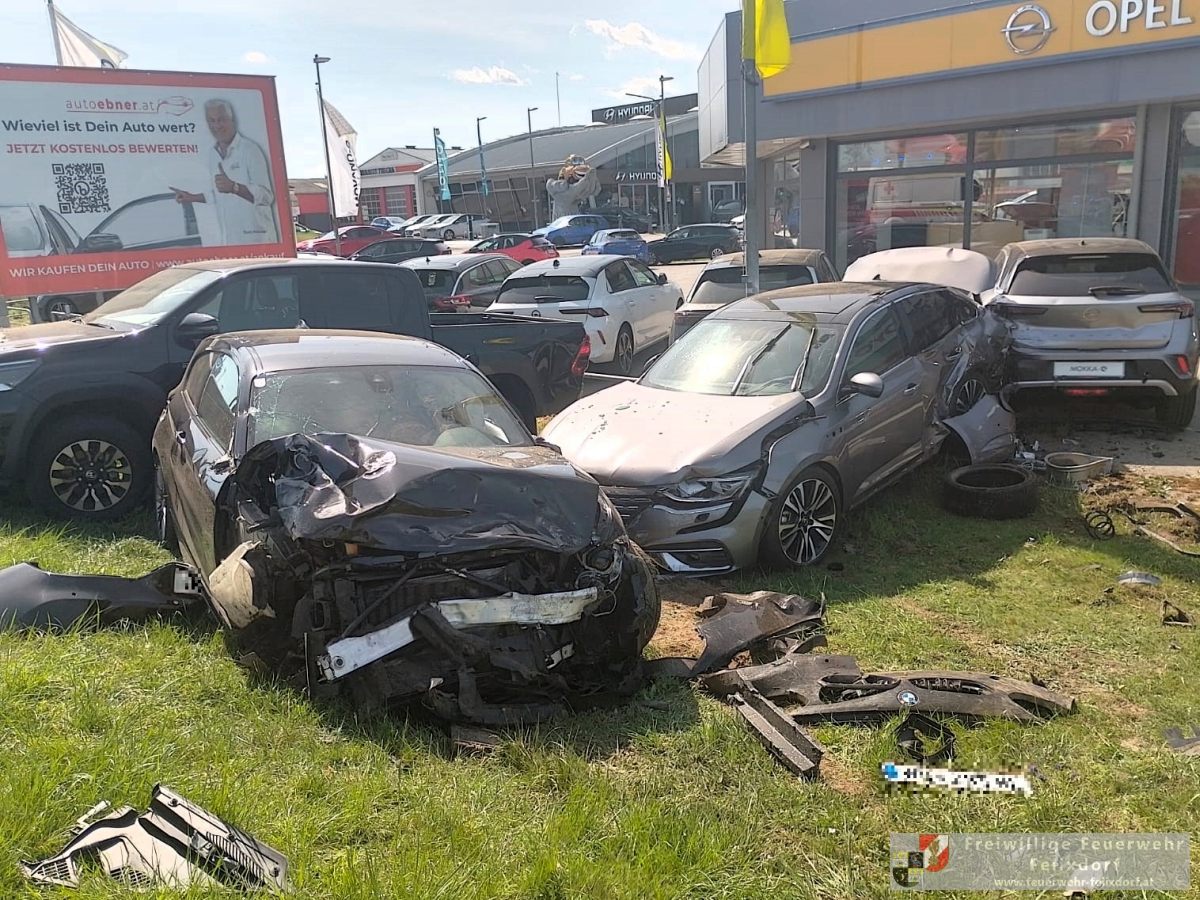 Der Unfall-Pkw landete auf dem Gelände eines Autohauses.