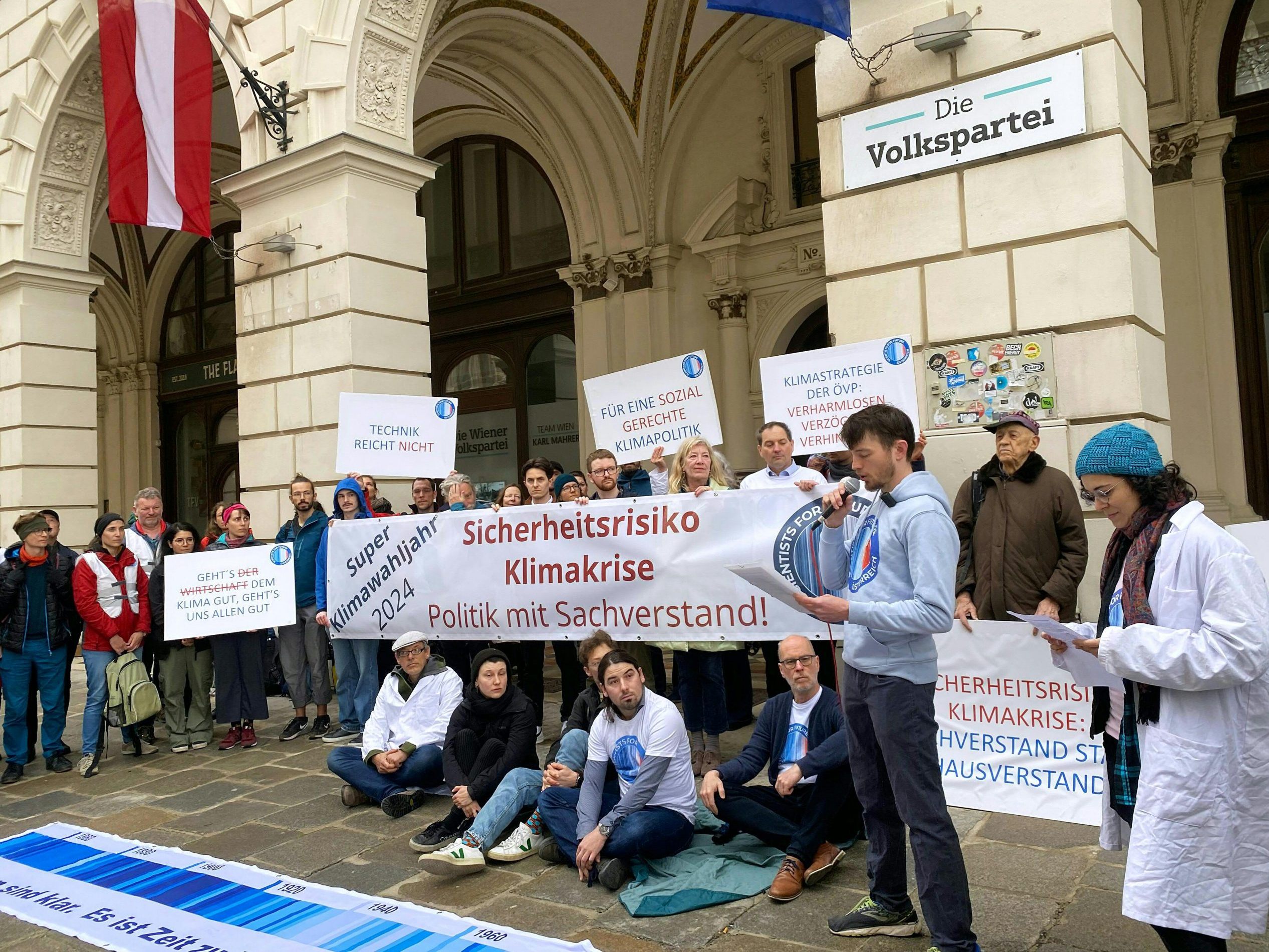 Protest der Wissenschaft gegen die ÖVP-Klimapolitik vor der Parteizentrale. Protest der Wissenschaft gegen die ÖVP-Klimapolitik vor der Parteizentrale.