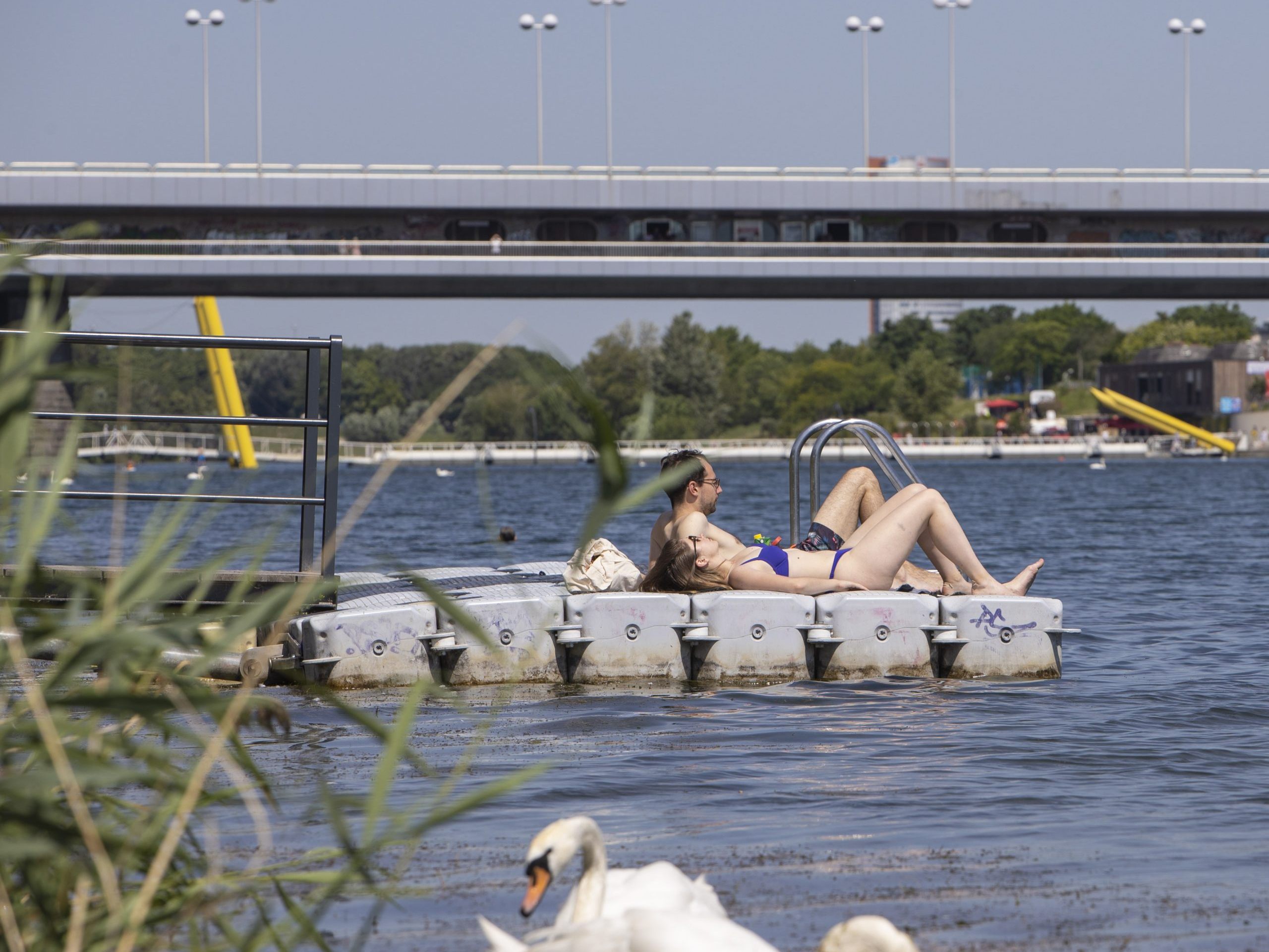 Noch bis Sonntag bleiben die Temperaturen frühsommerlich warm. Noch bis Sonntag bleiben die Temperaturen frühsommerlich warm.