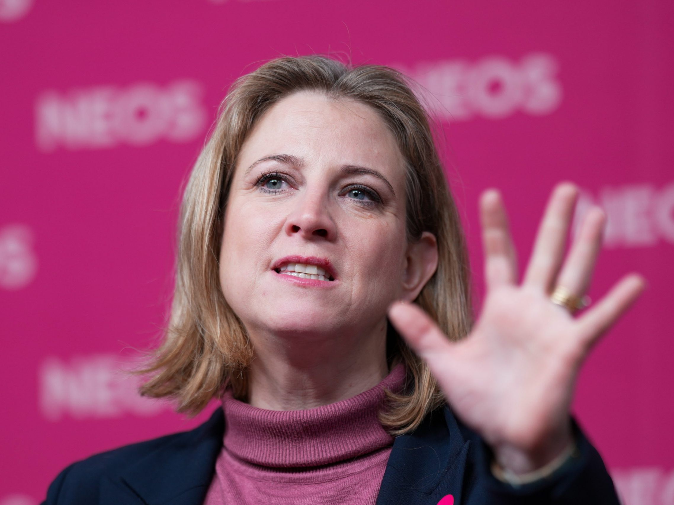 Die NEOS wollen ein Programm für junge Menschen ausarbeiten.